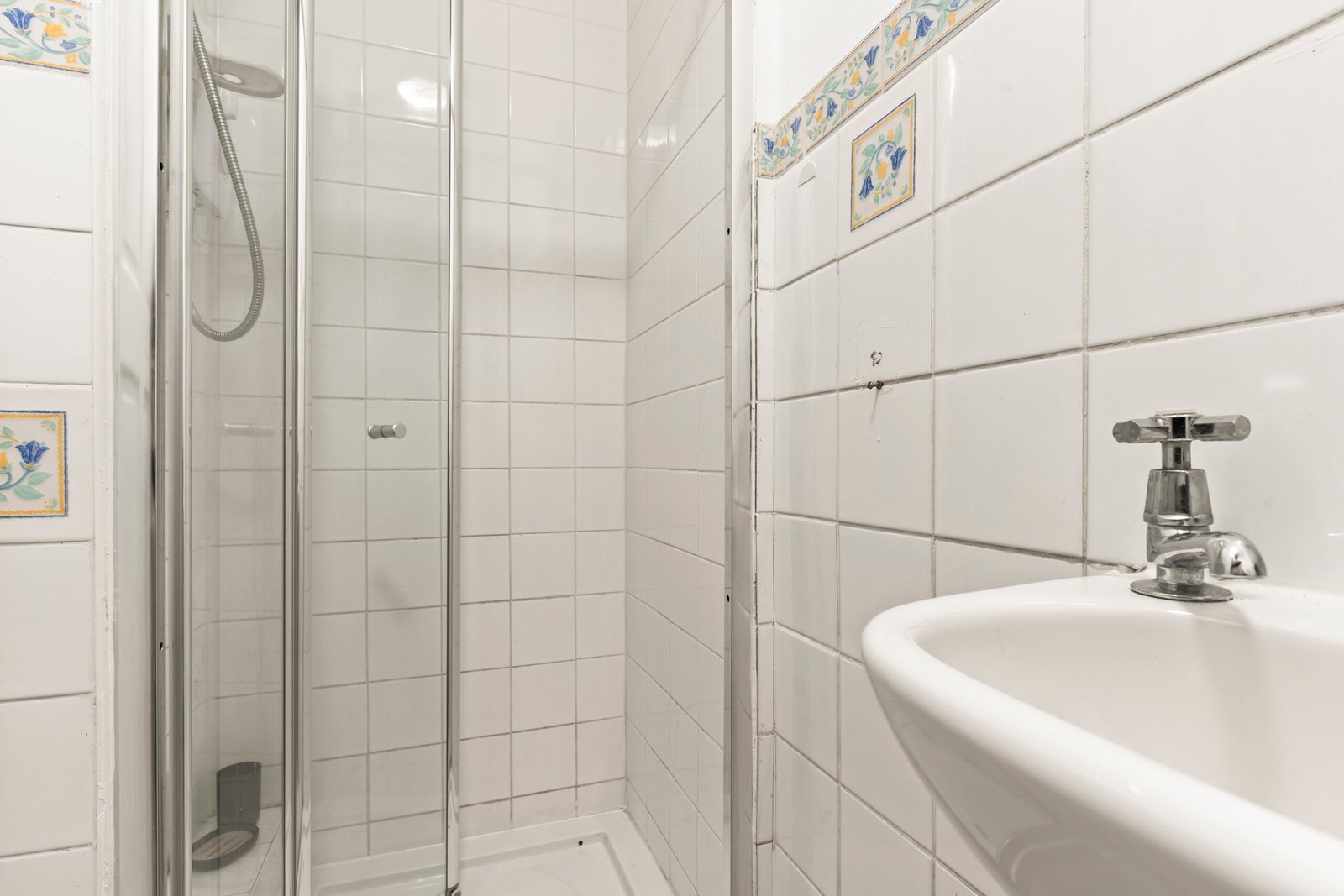 Watford Accommodation – 6-Bed Holiday Cottage Hertfordshire Watford-Accommodation-for-groups-and-families.-This-large-6-Bed-Holiday-Cottage-in-Hertfordshire-sleeps-12-and-is-perfect-for-extended-stays