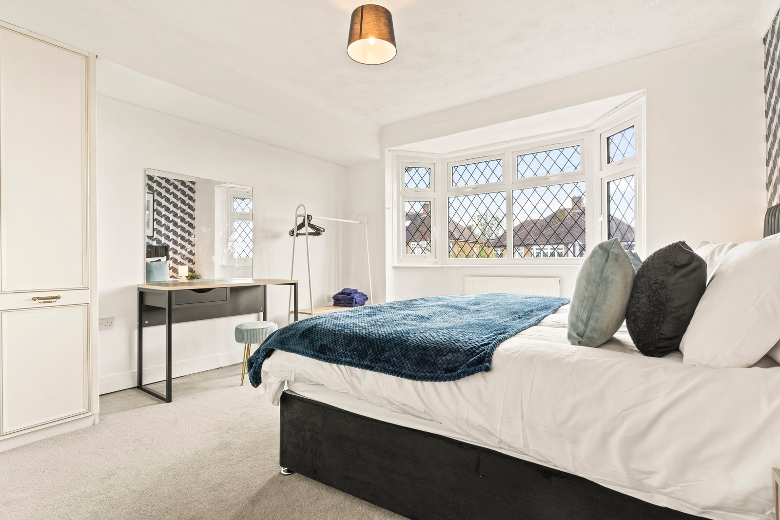 Watford Accommodation – 6-Bed Holiday Cottage Hertfordshire Watford-Accommodation-for-groups-and-families.-This-large-6-Bed-Holiday-Cottage-in-Hertfordshire-sleeps-12-and-is-perfect-for-extended-stays