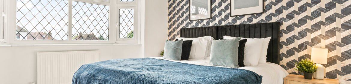 Watford Accommodation – 6-Bed Holiday Cottage Hertfordshire Watford Accommodation for groups and families. This large 6-Bed Holiday Cottage in Hertfordshire sleeps 12 and is perfect for extended stays