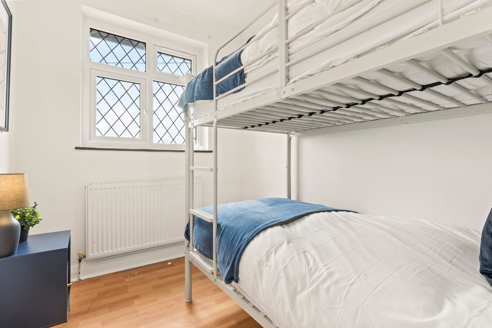 Watford Accommodation – 6-Bed Holiday Cottage Hertfordshire Watford-Accommodation-for-groups-and-families.-This-large-6-Bed-Holiday-Cottage-in-Hertfordshire-sleeps-12-and-is-perfect-for-extended-stays