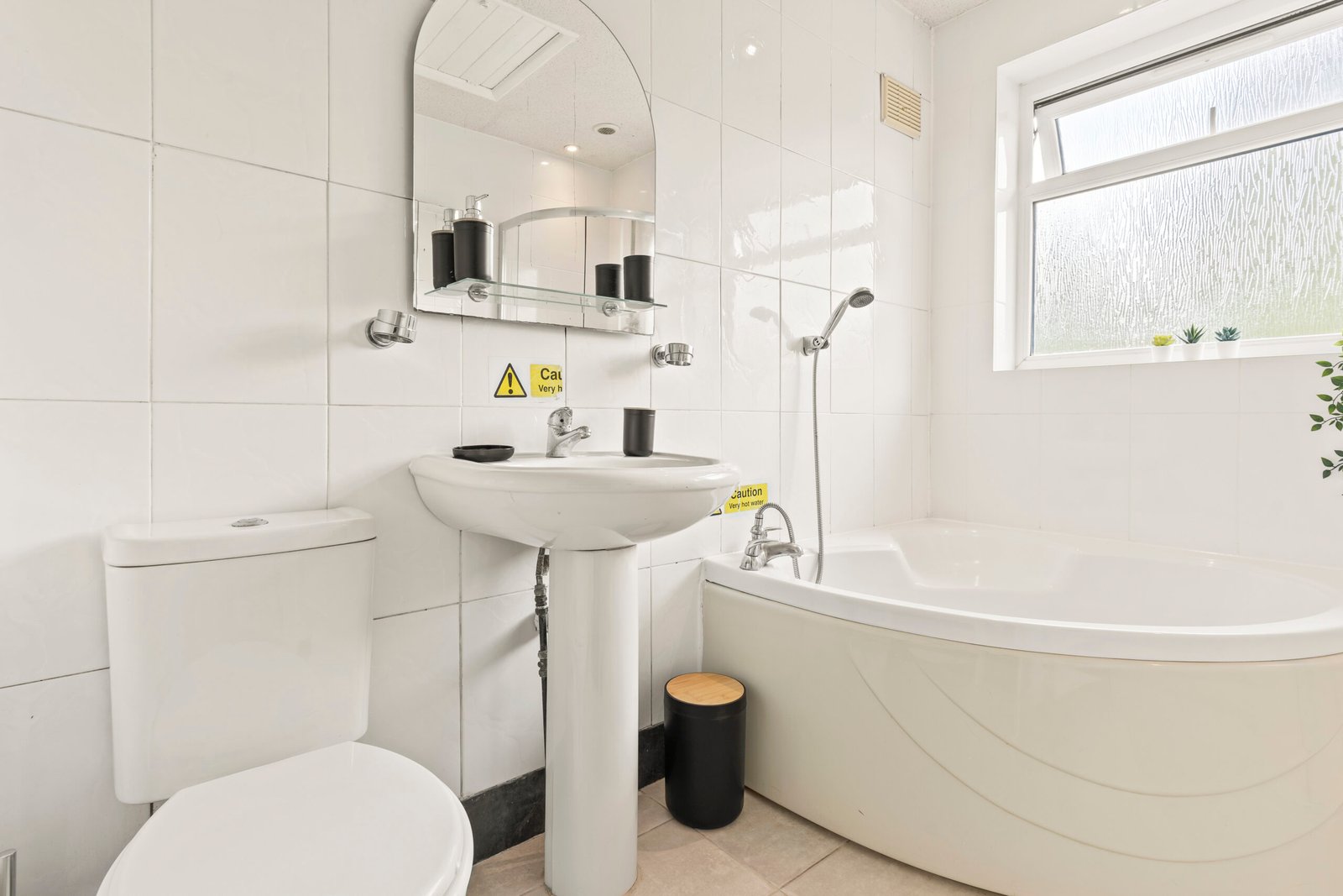 Watford Accommodation – 6-Bed Holiday Cottage Hertfordshire Watford-Accommodation-for-groups-and-families.-This-large-6-Bed-Holiday-Cottage-in-Hertfordshire-sleeps-12-and-is-perfect-for-extended-stays