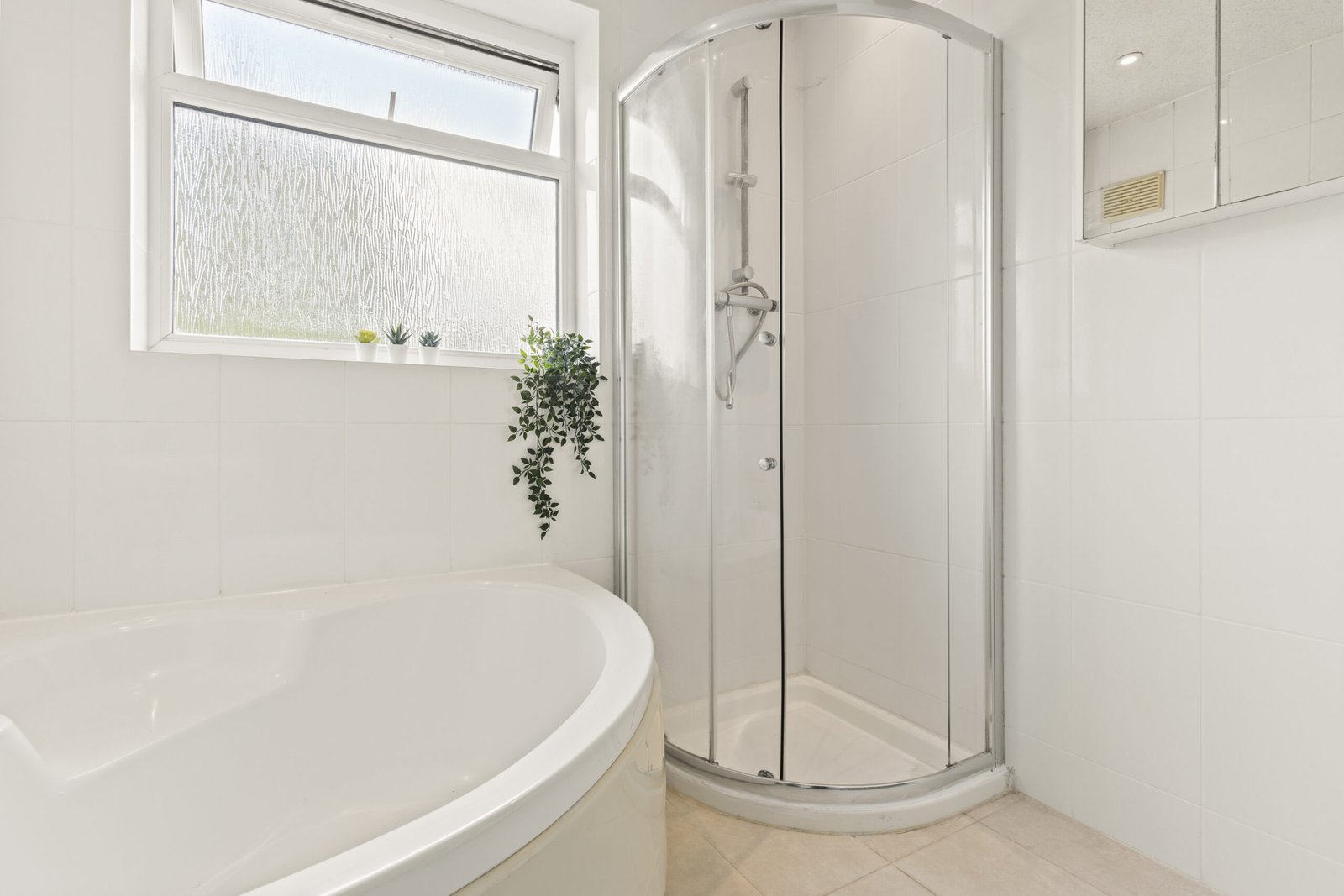 Watford Accommodation – 6-Bed Holiday Cottage Hertfordshire Watford-Accommodation-for-groups-and-families.-This-large-6-Bed-Holiday-Cottage-in-Hertfordshire-sleeps-12-and-is-perfect-for-extended-stays