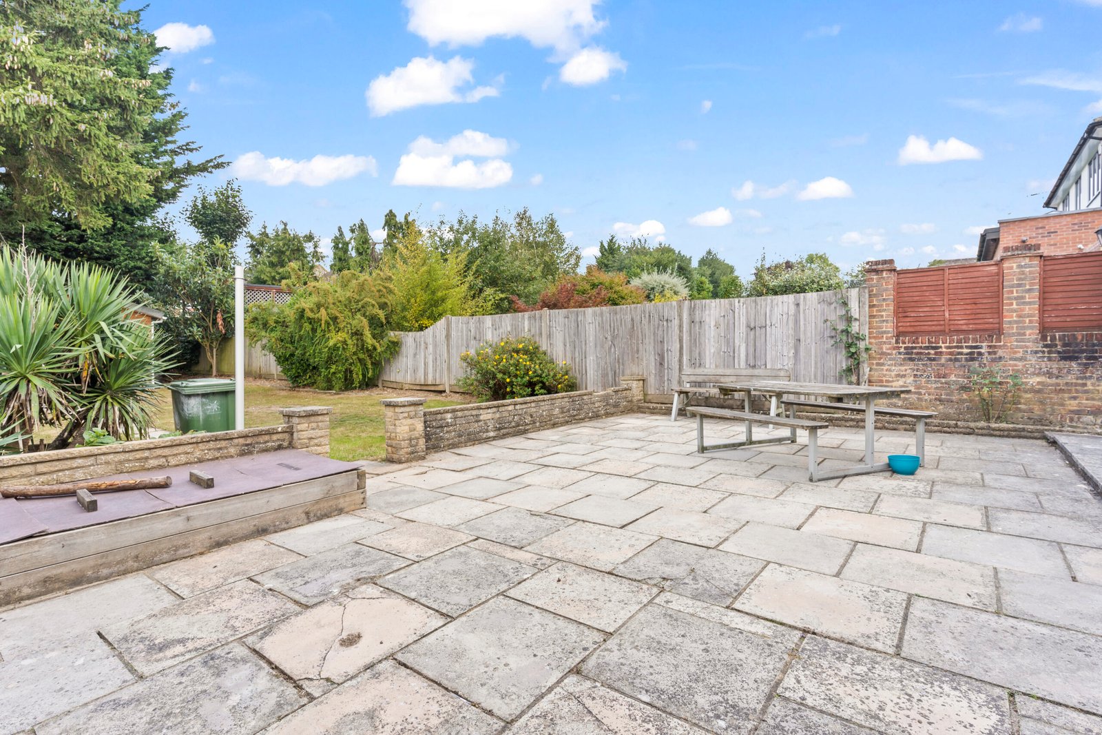 Watford Accommodation – 6-Bed Holiday Cottage Hertfordshire Watford-Accommodation-for-groups-and-families.-This-large-6-Bed-Holiday-Cottage-in-Hertfordshire-sleeps-12-and-is-perfect-for-extended-stays