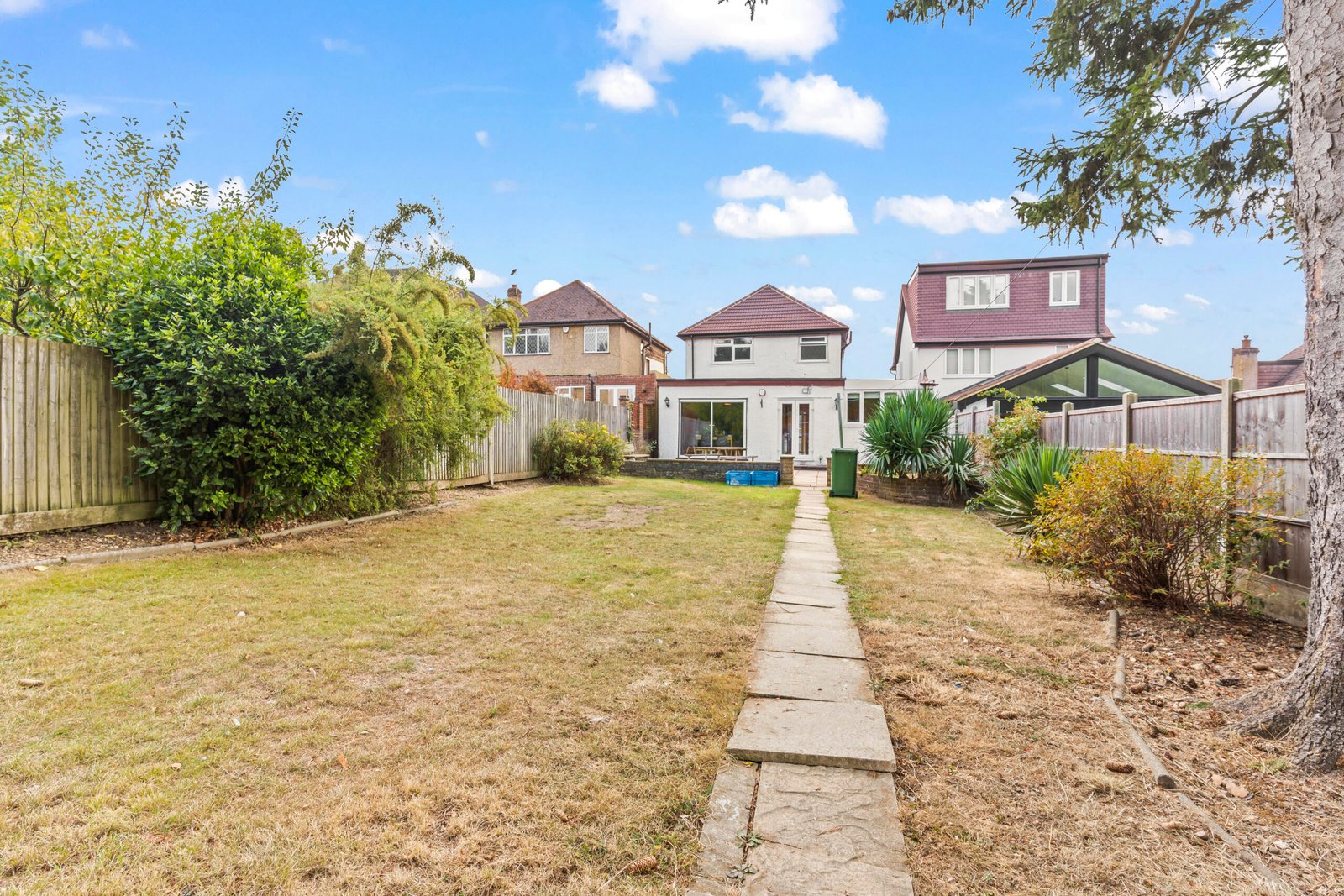 Watford Accommodation – 6-Bed Holiday Cottage Hertfordshire Watford-Accommodation-for-groups-and-families.-This-large-6-Bed-Holiday-Cottage-in-Hertfordshire-sleeps-12-and-is-perfect-for-extended-stays