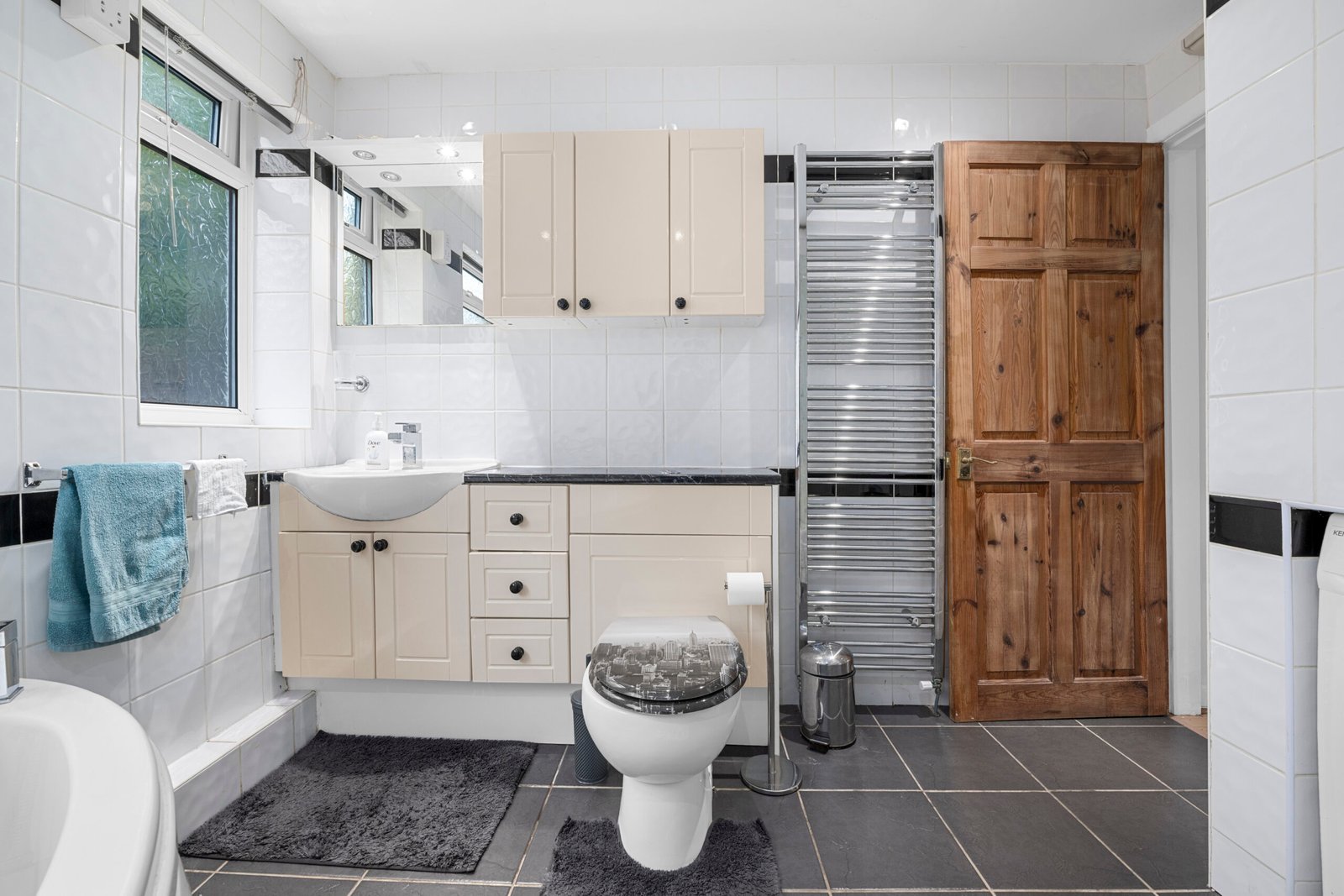 Lancashire Accommodation – Serviced Apartments in Middleton UK Book-Lancashire-accommodation-in-Middleton.-Modern-2-bedroom-home-for-up-to-6-guests-with-Wi-Fi,-fully-equipped-kitchen,-and-family-friendly-amenities.-Ideal-for-Manchester-short-lets,-self-catering-accommodation-Manchester,-and-corporate-stays.