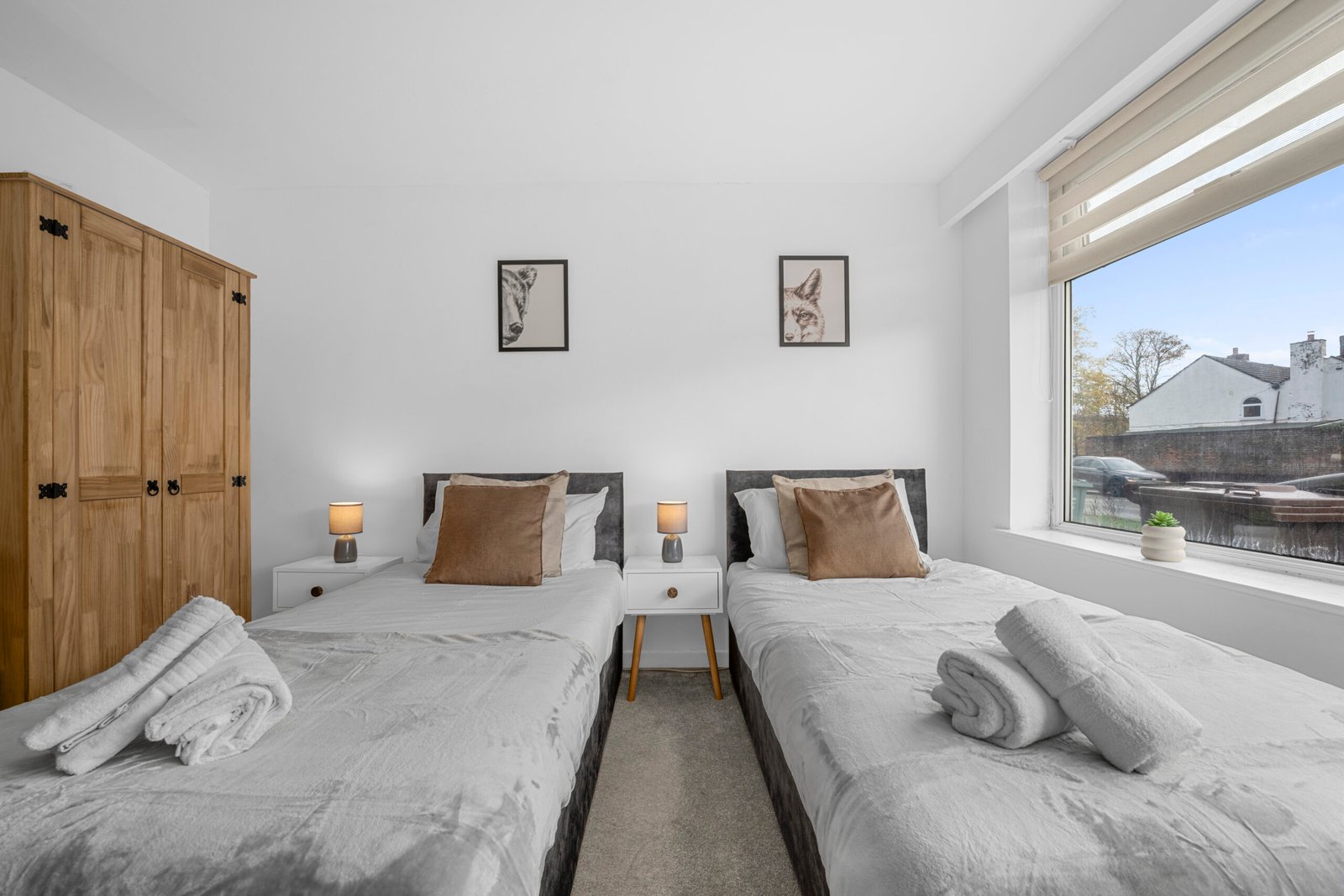 Lancashire Accommodation – Serviced Apartments in Middleton UK Book-Lancashire-accommodation-in-Middleton.-Modern-2-bedroom-home-for-up-to-6-guests-with-Wi-Fi,-fully-equipped-kitchen,-and-family-friendly-amenities.-Ideal-for-Manchester-short-lets,-self-catering-accommodation-Manchester,-and-corporate-stays.