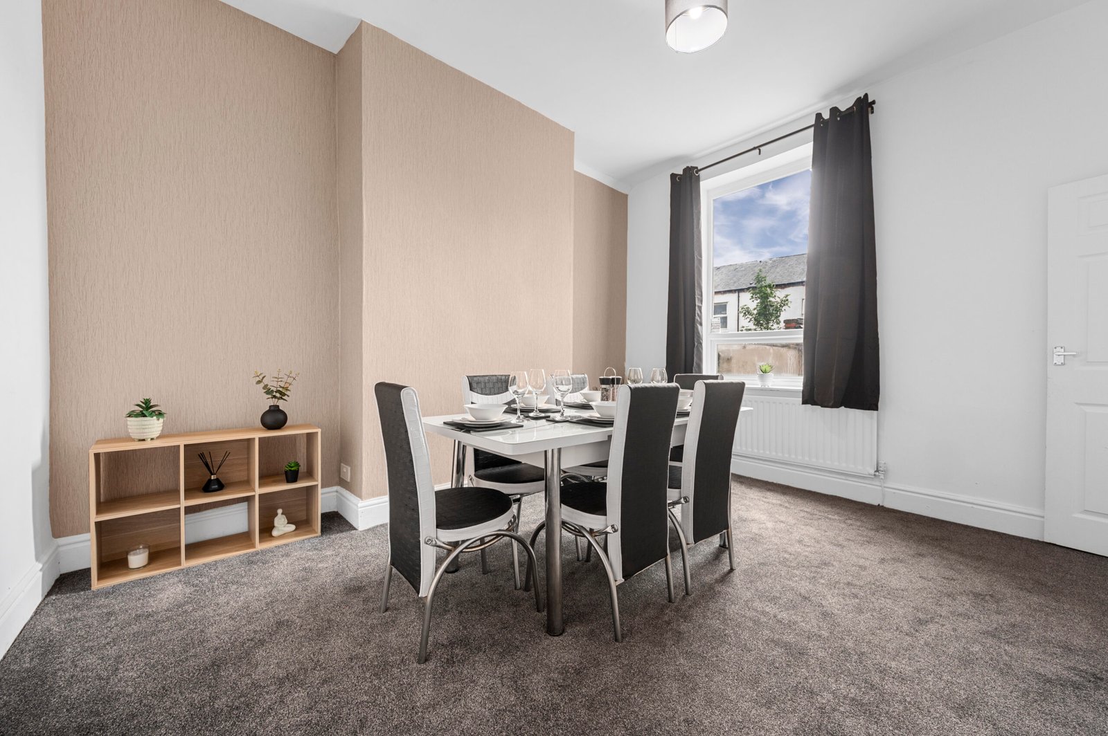 Short Term Apartments Manchester – Large Corporate Accommodation Short-Term-Apartments-Manchester-near-Etihad-Stadium,-Piccadilly-Station,-and-major-business-hubs.-Spacious-four-bedroom-accommodation.