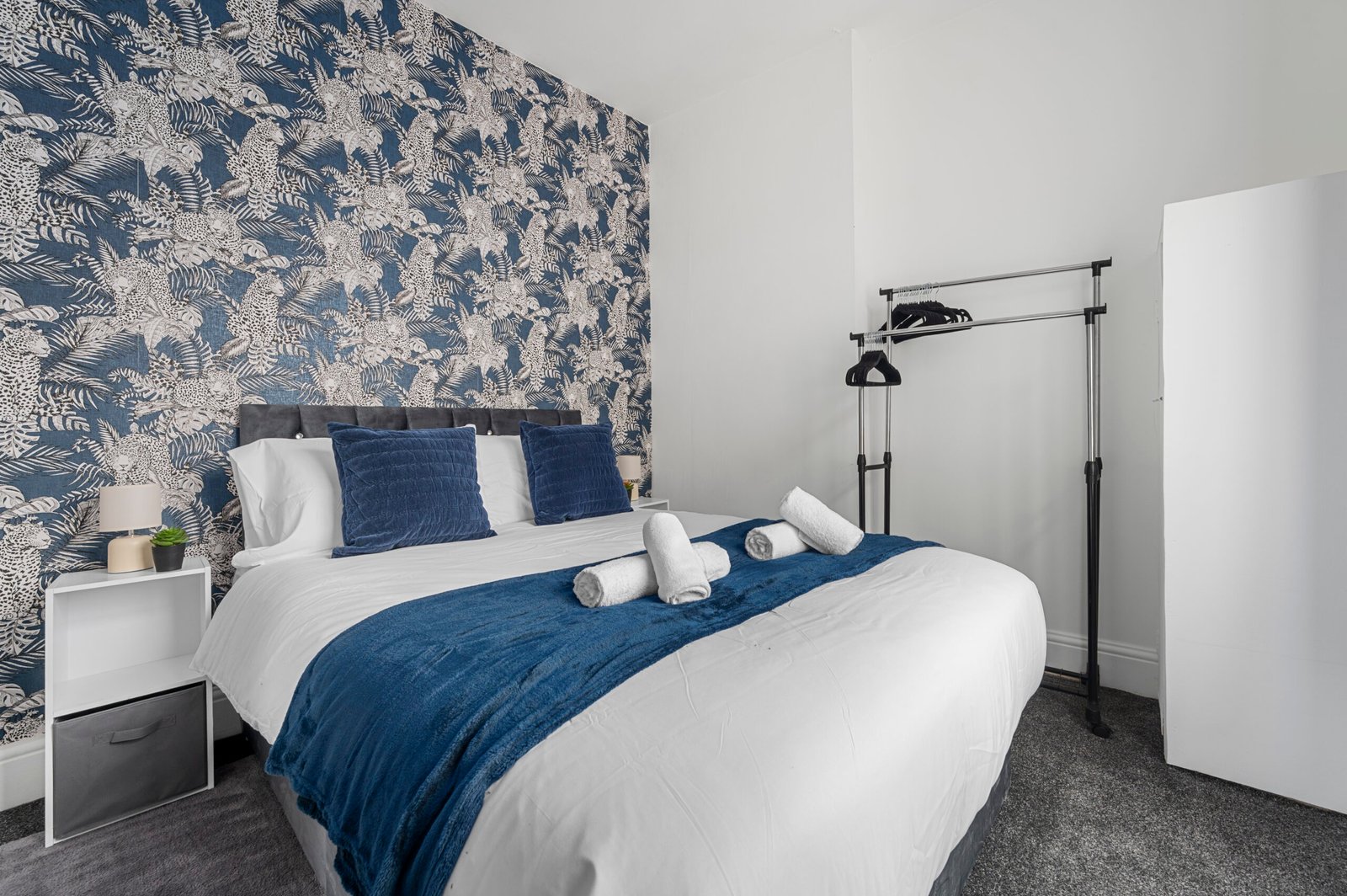 Short Term Apartments Manchester – Large Corporate Accommodation Short-Term-Apartments-Manchester-near-Etihad-Stadium,-Piccadilly-Station,-and-major-business-hubs.-Spacious-four-bedroom-accommodation.