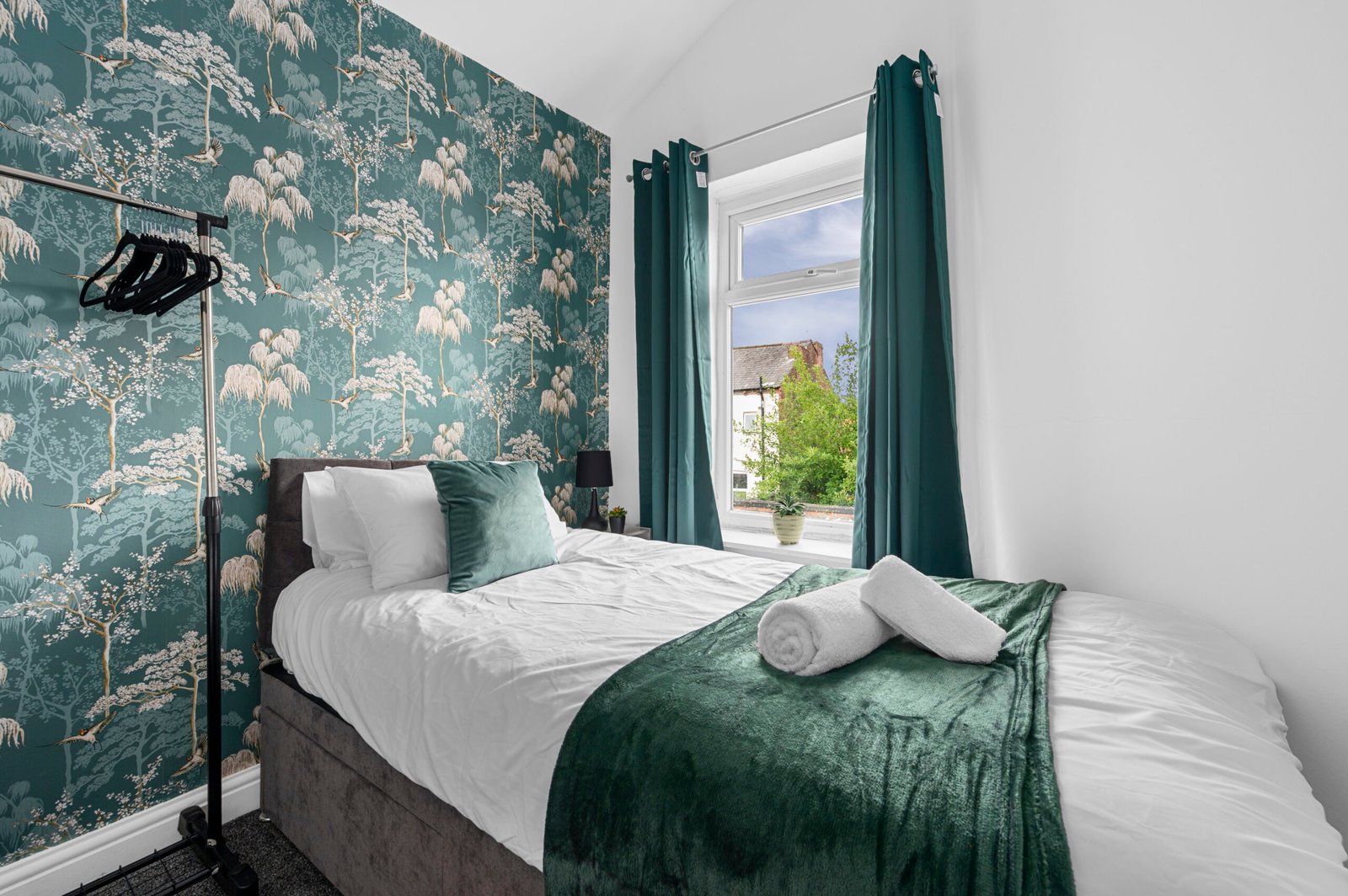 Short Term Apartments Manchester – Large Corporate Accommodation Short-Term-Apartments-Manchester-near-Etihad-Stadium,-Piccadilly-Station,-and-major-business-hubs.-Spacious-four-bedroom-accommodation.