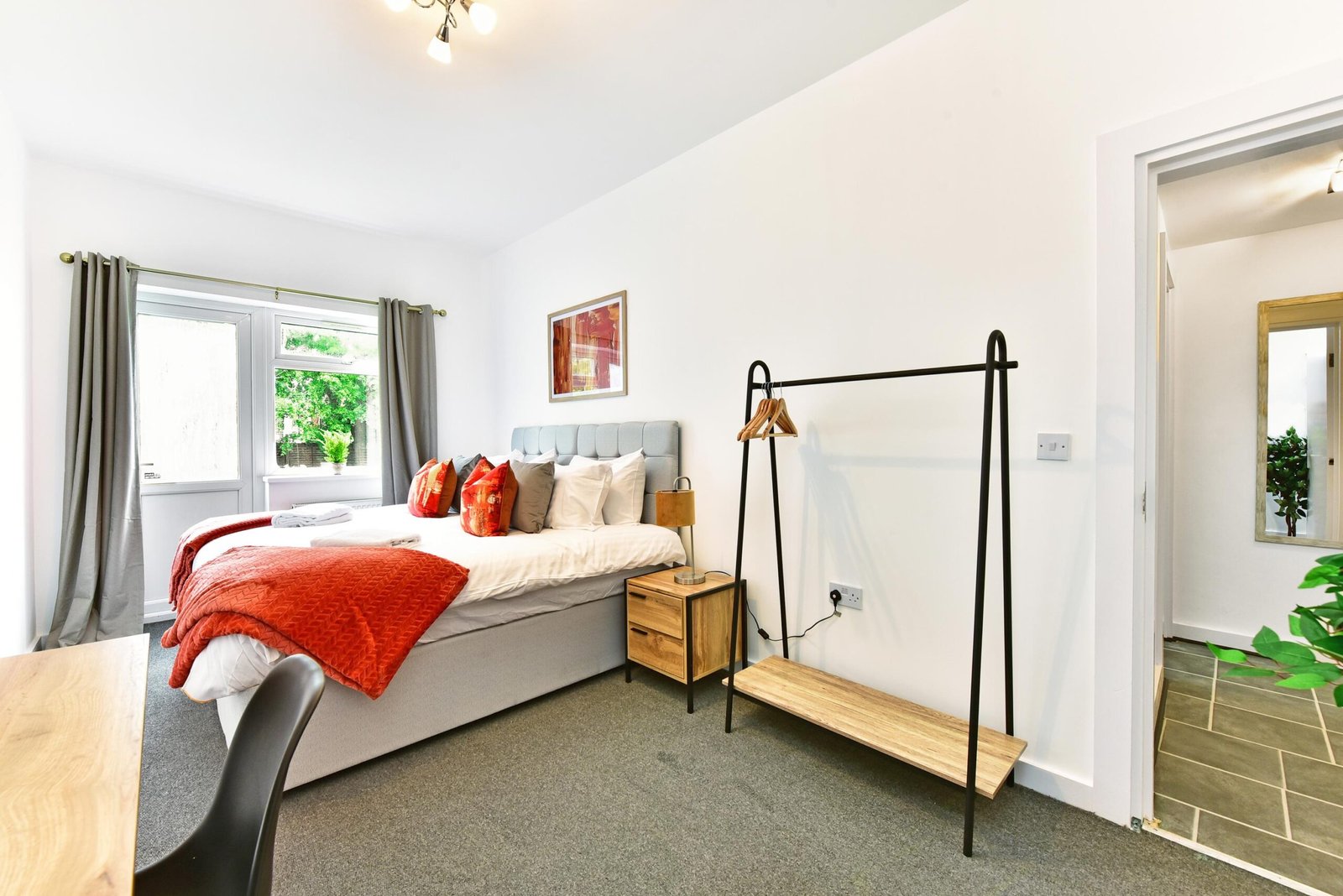 Accommodation in West Ealing | 2-Bed Apartment near Heathrow Book-modern-accommodation-in-West-Ealing-London.-2-bed-flat-with-parking-near-Ealing-Broadway-and-Heathrow-for-business-or-family-stays.