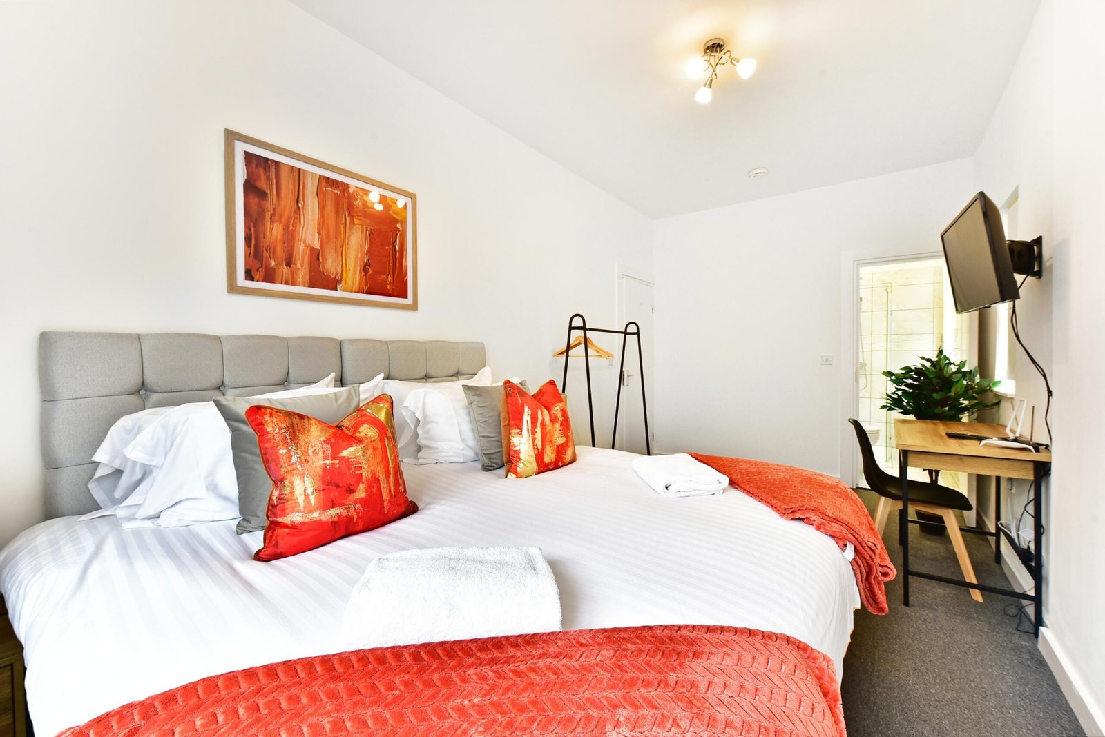 Accommodation in West Ealing | 2-Bed Apartment near Heathrow Book-modern-accommodation-in-West-Ealing-London.-2-bed-flat-with-parking-near-Ealing-Broadway-and-Heathrow-for-business-or-family-stays.