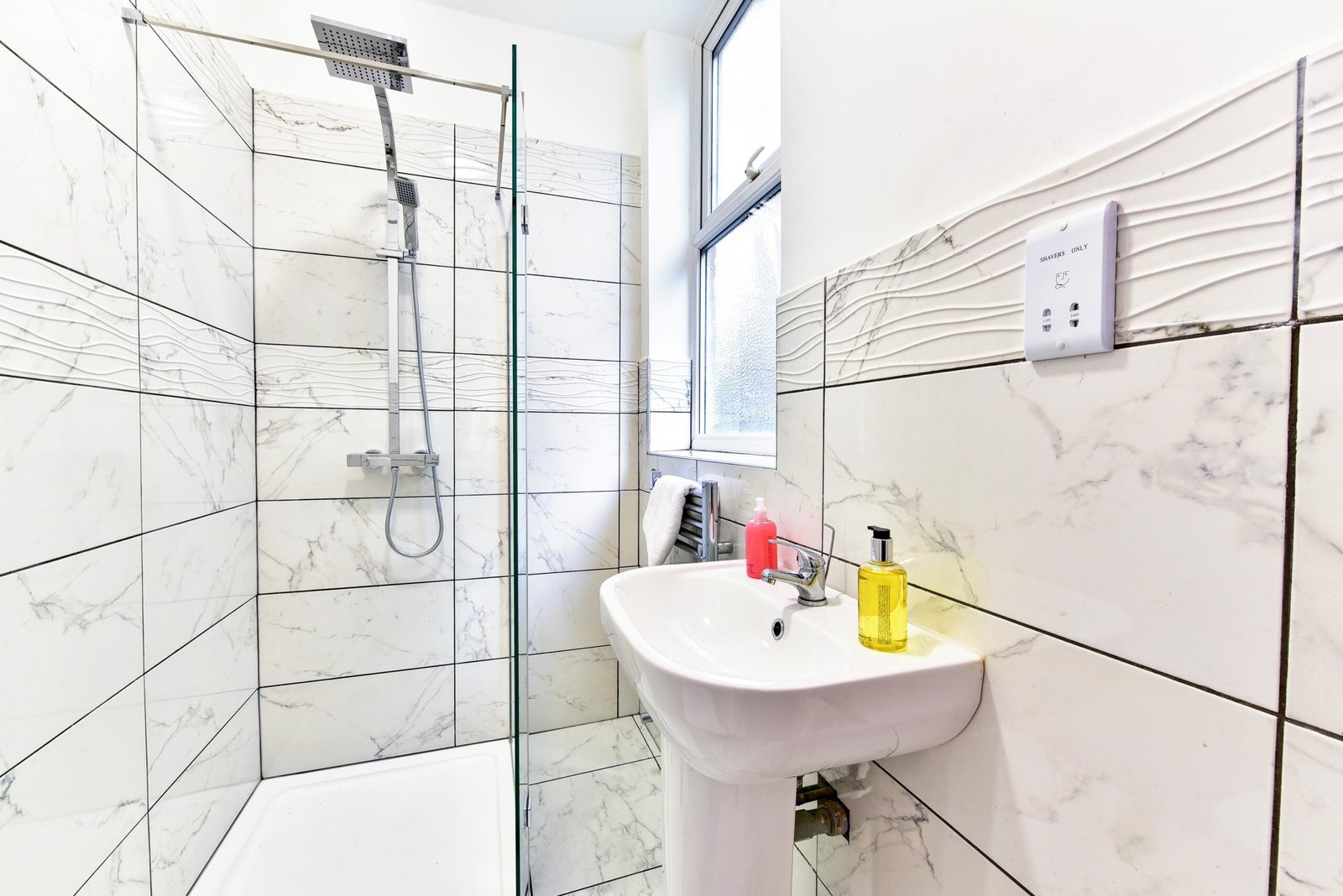 Accommodation in West Ealing | 2-Bed Apartment near Heathrow Book-modern-accommodation-in-West-Ealing-London.-2-bed-flat-with-parking-near-Ealing-Broadway-and-Heathrow-for-business-or-family-stays.