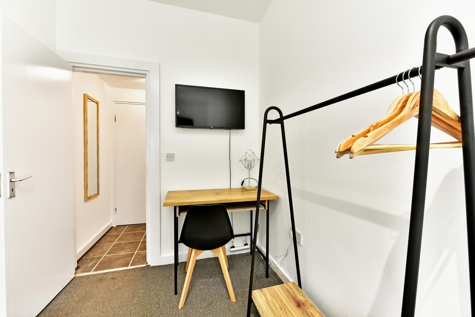 Accommodation in West Ealing | 2-Bed Apartment near Heathrow Book-modern-accommodation-in-West-Ealing-London.-2-bed-flat-with-parking-near-Ealing-Broadway-and-Heathrow-for-business-or-family-stays.