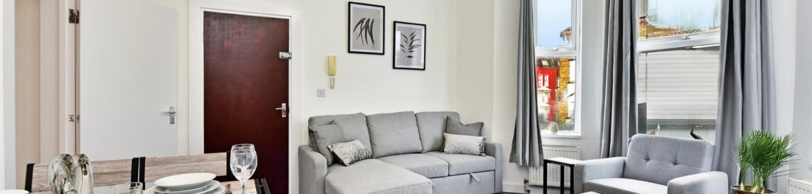 Book modern accommodation in West Ealing London. 2-bed flat with parking near Ealing Broadway and Heathrow for business or family stays.