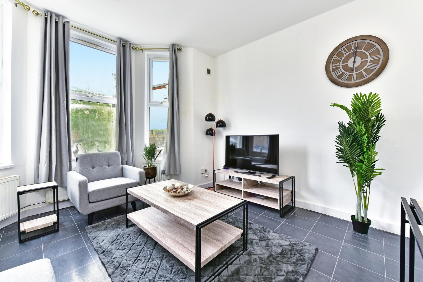 Accommodation in West Ealing | 2-Bed Apartment near Heathrow Book-modern-accommodation-in-West-Ealing-London.-2-bed-flat-with-parking-near-Ealing-Broadway-and-Heathrow-for-business-or-family-stays.