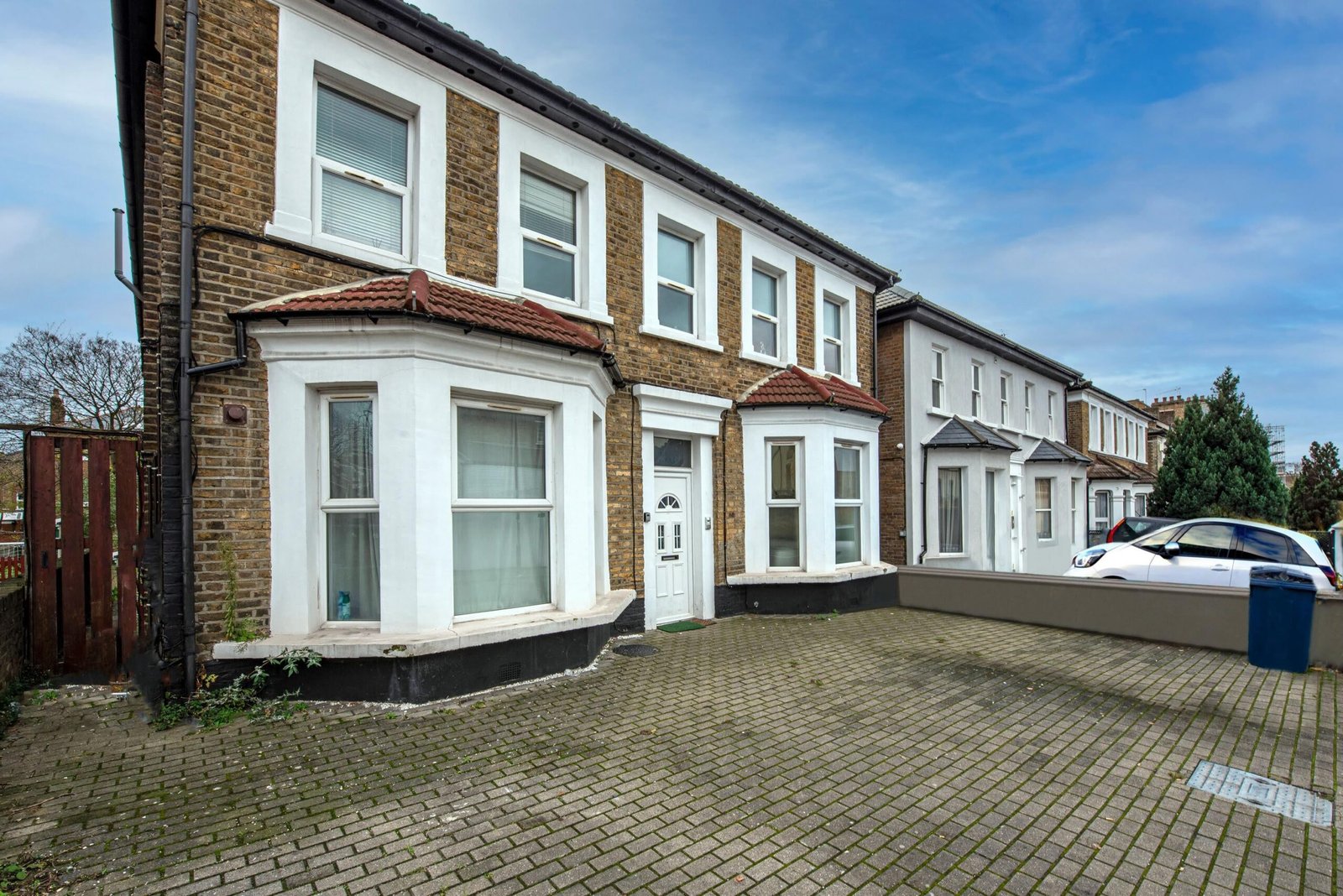 Accommodation in West Ealing | 2-Bed Apartment near Heathrow Book-modern-accommodation-in-West-Ealing-London.-2-bed-flat-with-parking-near-Ealing-Broadway-and-Heathrow-for-business-or-family-stays.