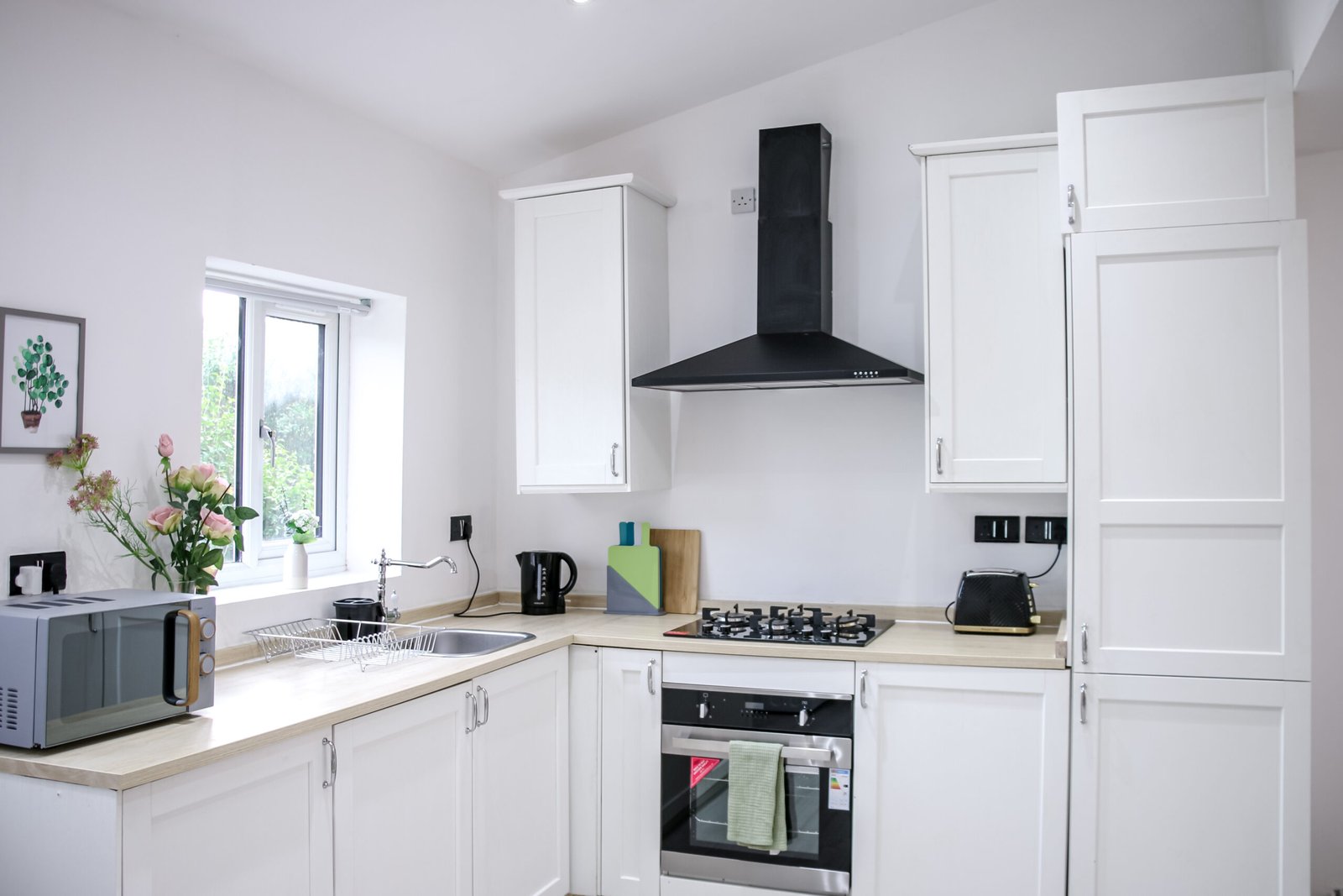 Accommodation in Bolton | Modern 3 Bedroom Home with Parking Corporate-short-let-accommodation-in-Bolton-with-parking.-Our-three-bed-serviced-apartment-is-near-the-town-centre-and-train-stationlinks