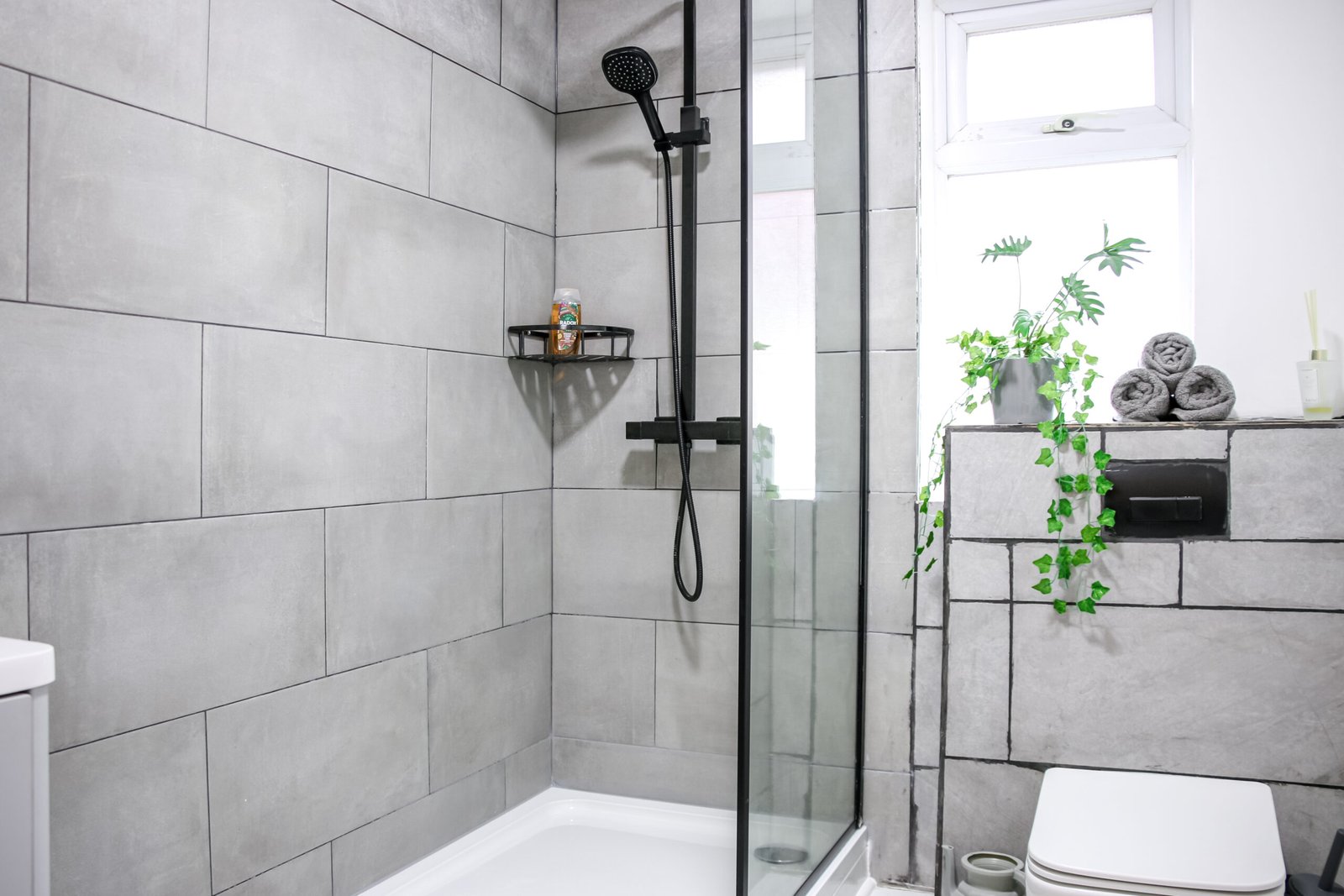 Accommodation in Bolton | Modern 3 Bedroom Home with Parking Corporate-short-let-accommodation-in-Bolton-with-parking.-Our-three-bed-serviced-apartment-is-near-the-town-centre-and-train-stationlinks