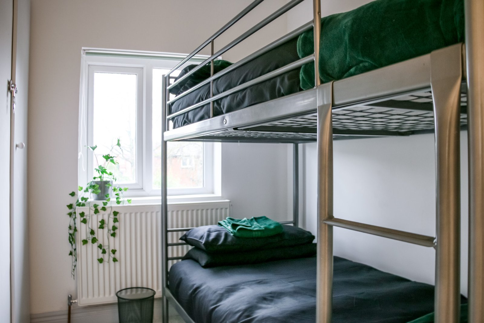 Accommodation in Bolton | Modern 3 Bedroom Home with Parking Corporate-short-let-accommodation-in-Bolton-with-parking.-Our-three-bed-serviced-apartment-is-near-the-town-centre-and-train-stationlinks