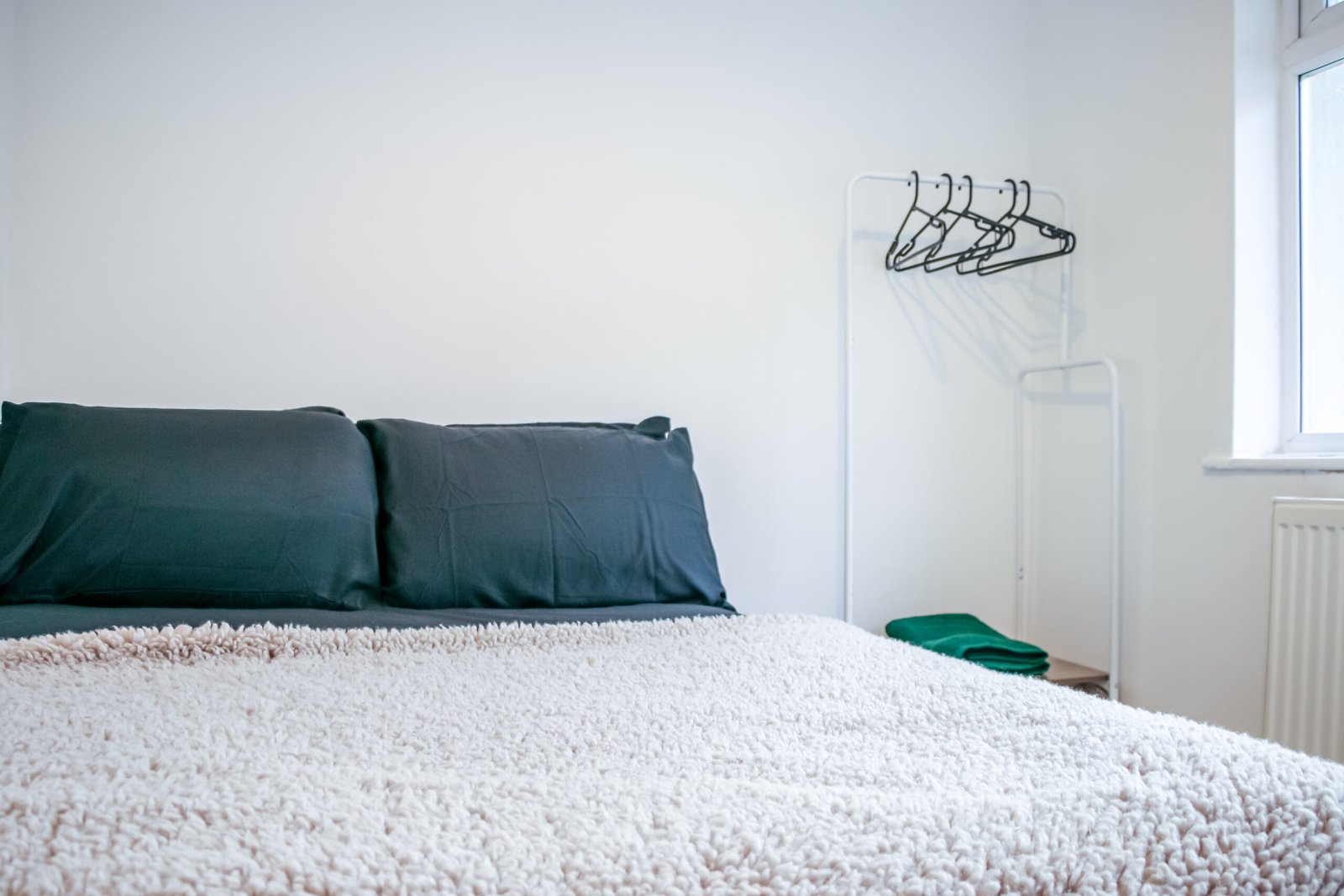 Accommodation in Bolton | Modern 3 Bedroom Home with Parking Corporate-short-let-accommodation-in-Bolton-with-parking.-Our-three-bed-serviced-apartment-is-near-the-town-centre-and-train-stationlinks