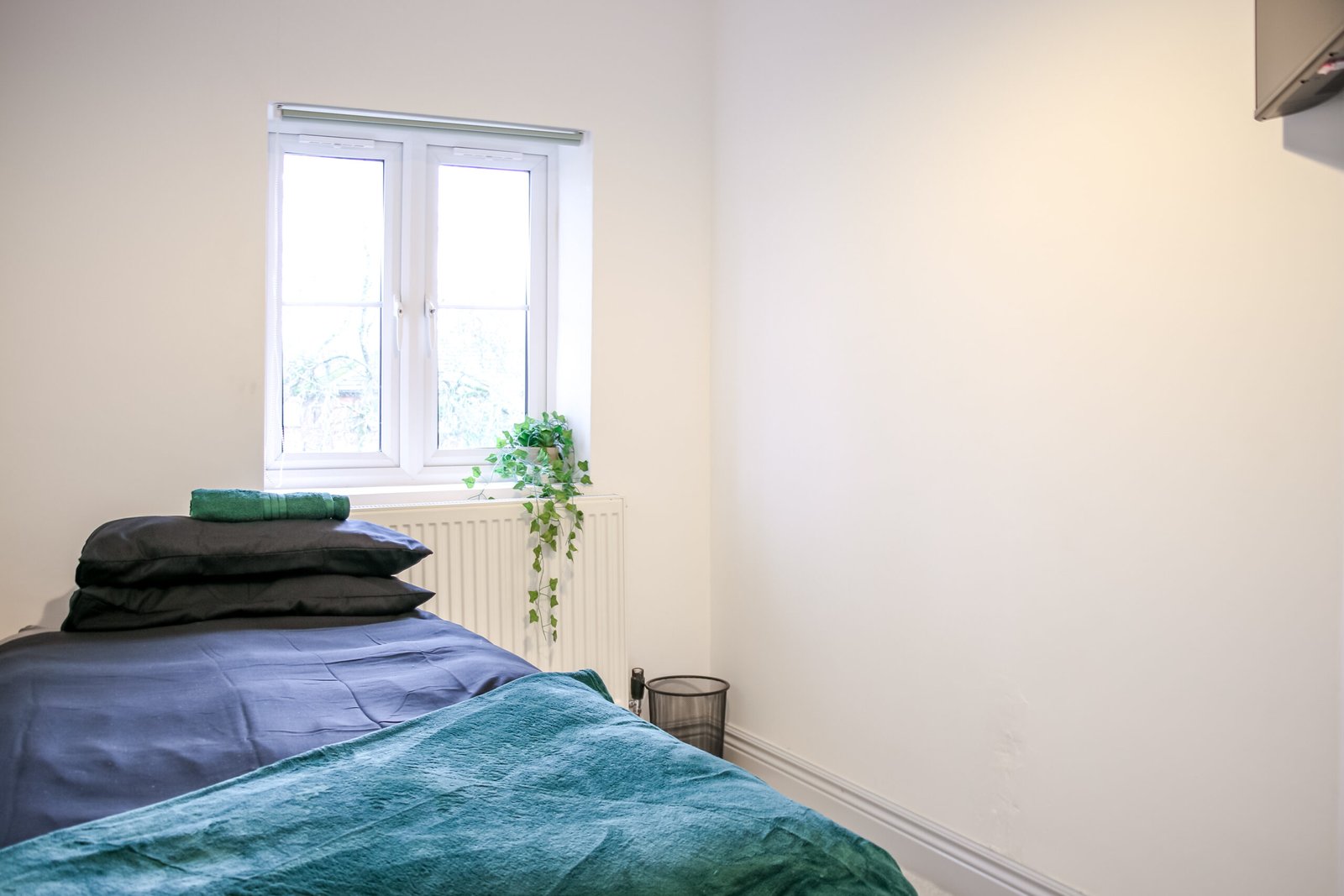 Accommodation in Bolton | Modern 3 Bedroom Home with Parking Corporate-short-let-accommodation-in-Bolton-with-parking.-Our-three-bed-serviced-apartment-is-near-the-town-centre-and-train-stationlinks