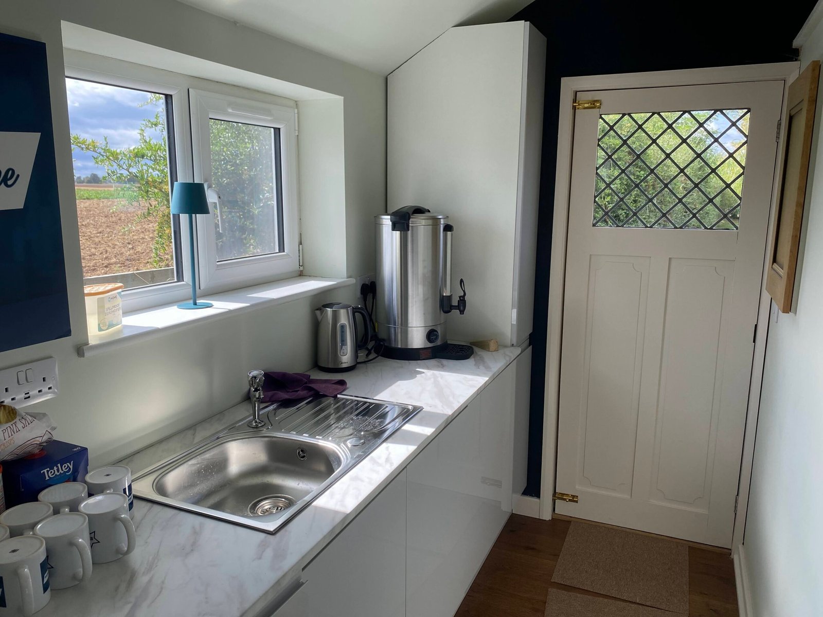 Holiday Cottages Lincolnshire – Pet-Friendly 6-Bed House Spalding Book-large-pet-friendly-holiday-cottages-in-Lincolnshire.-This-6-bedroom-house-in-Spalding-is-for-up-to-10-guests-with-parking-and-garden.