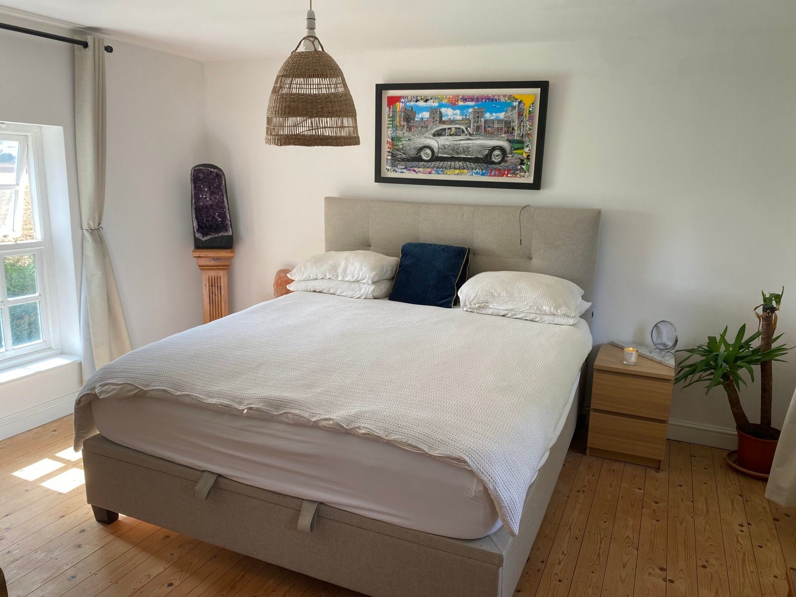 Holiday Cottages Lincolnshire – Pet-Friendly 6-Bed House Spalding Book-large-pet-friendly-holiday-cottages-in-Lincolnshire.-This-6-bedroom-house-in-Spalding-is-for-up-to-10-guests-with-parking-and-garden.