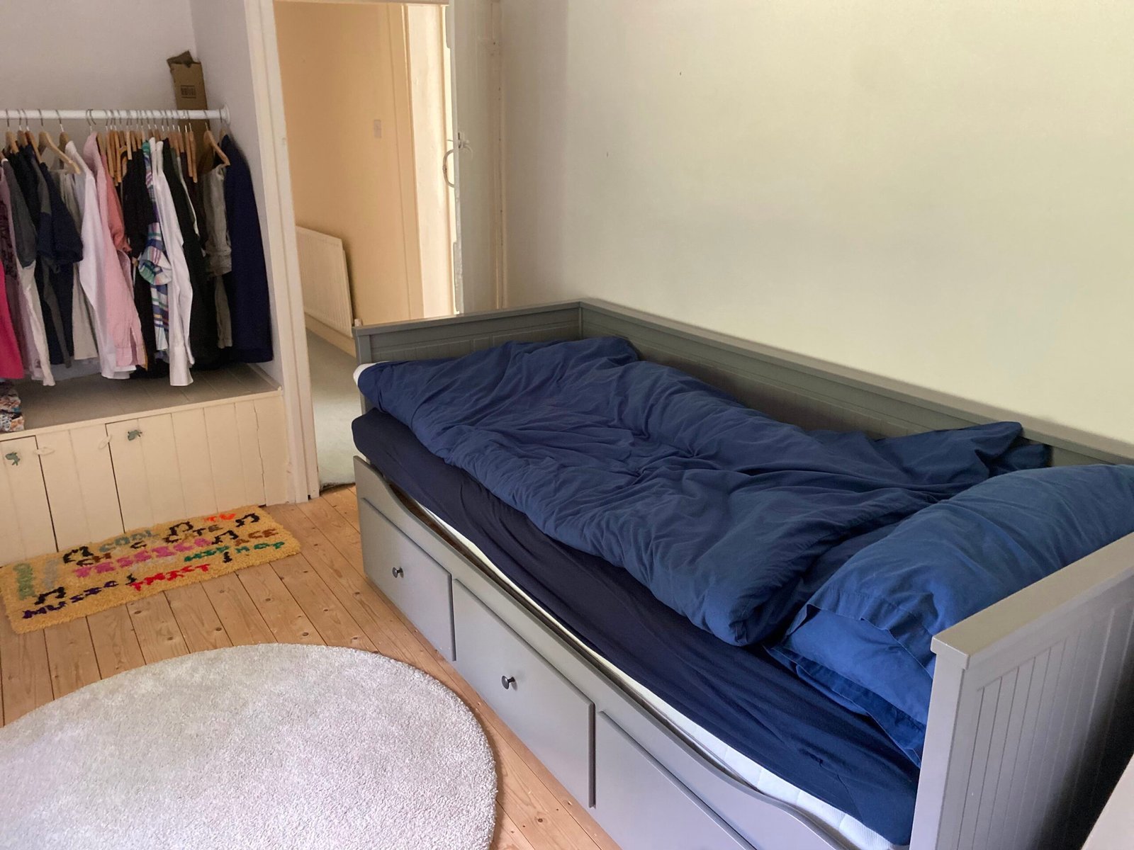 Holiday Cottages Lincolnshire – Pet-Friendly 6-Bed House Spalding Book-large-pet-friendly-holiday-cottages-in-Lincolnshire.-This-6-bedroom-house-in-Spalding-is-for-up-to-10-guests-with-parking-and-garden.