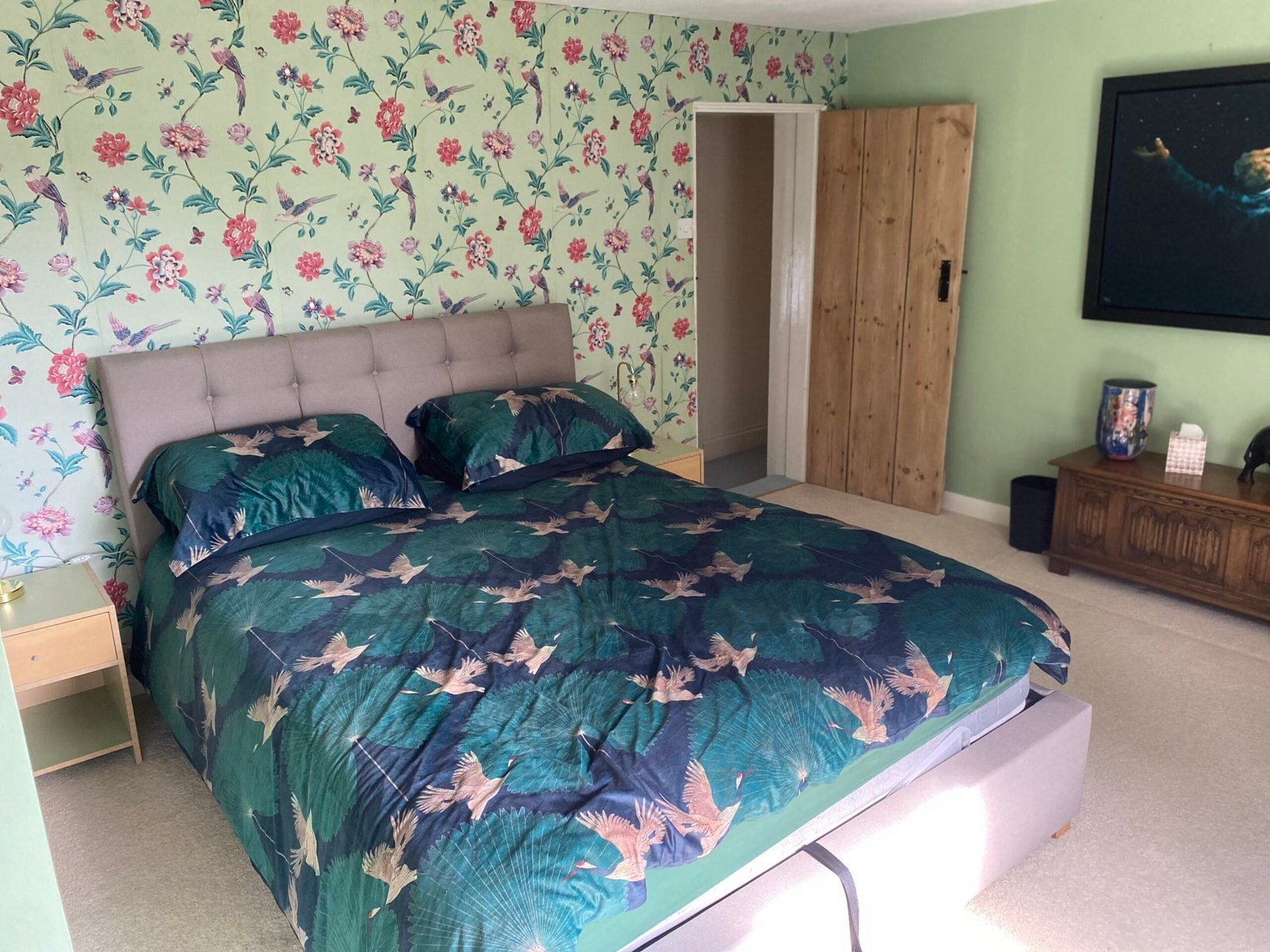 Holiday Cottages Lincolnshire – Pet-Friendly 6-Bed House Spalding Book-large-pet-friendly-holiday-cottages-in-Lincolnshire.-This-6-bedroom-house-in-Spalding-is-for-up-to-10-guests-with-parking-and-garden.