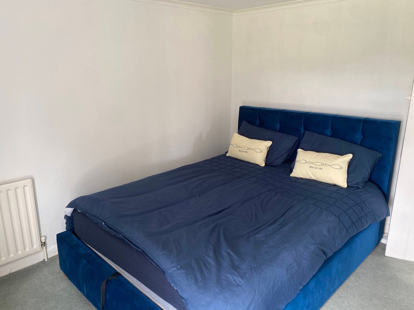 Holiday Cottages Lincolnshire – Pet-Friendly 6-Bed House Spalding Book-large-pet-friendly-holiday-cottages-in-Lincolnshire.-This-6-bedroom-house-in-Spalding-is-for-up-to-10-guests-with-parking-and-garden.