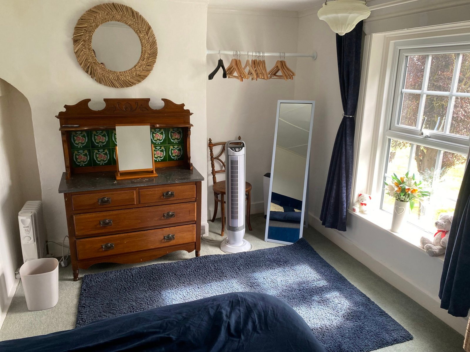 Holiday Cottages Lincolnshire – Pet-Friendly 6-Bed House Spalding Book-large-pet-friendly-holiday-cottages-in-Lincolnshire.-This-6-bedroom-house-in-Spalding-is-for-up-to-10-guests-with-parking-and-garden.