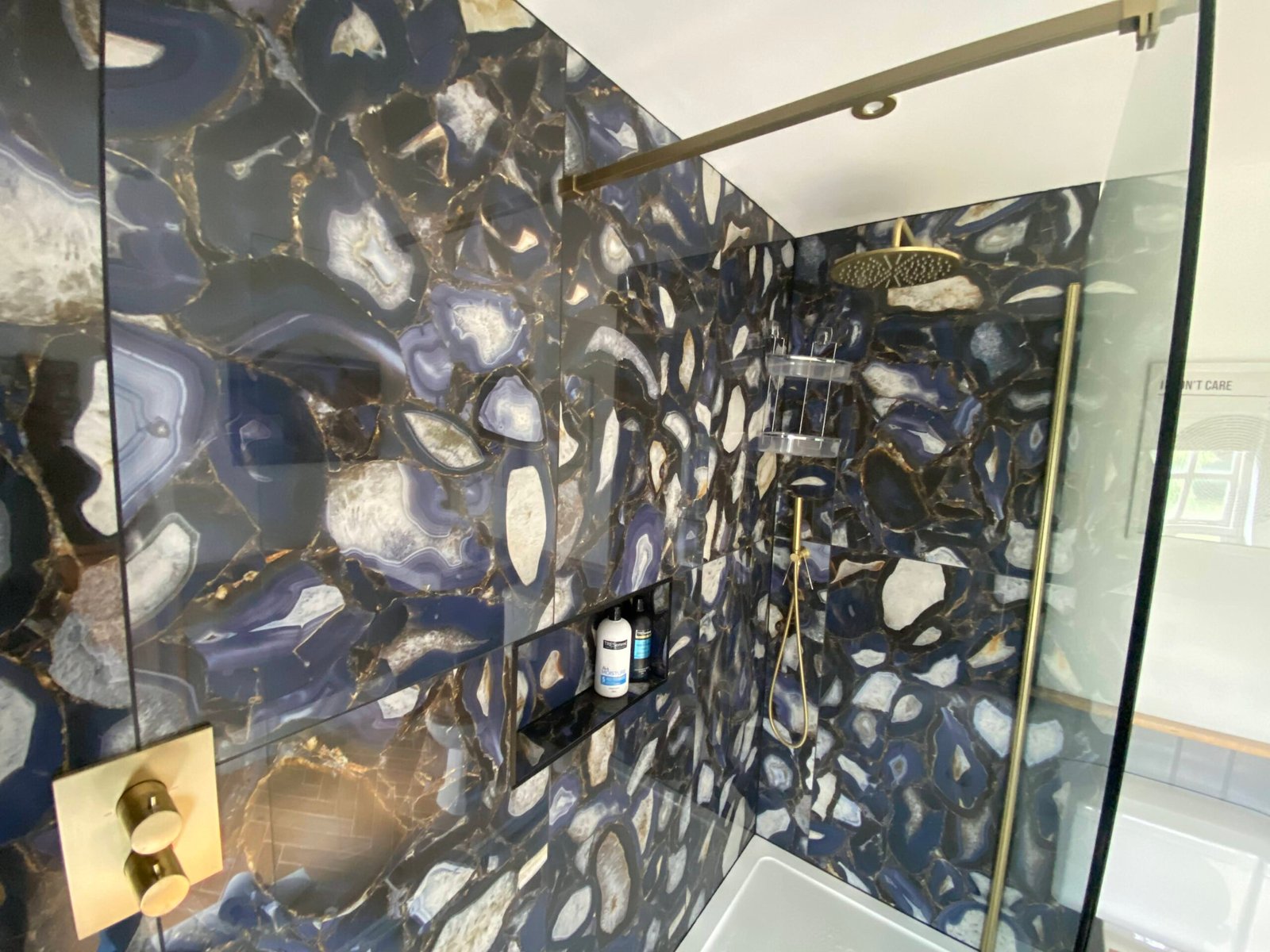 Holiday Cottages Lincolnshire – Pet-Friendly 6-Bed House Spalding Book-large-pet-friendly-holiday-cottages-in-Lincolnshire.-This-6-bedroom-house-in-Spalding-is-for-up-to-10-guests-with-parking-and-garden.