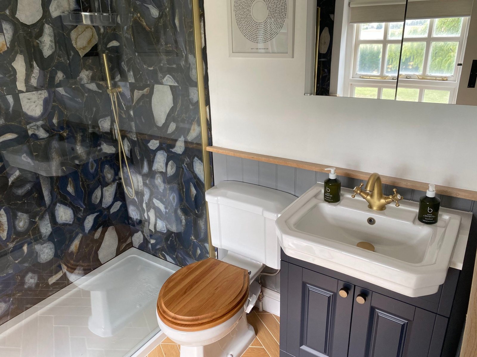 Holiday Cottages Lincolnshire – Pet-Friendly 6-Bed House Spalding Book-large-pet-friendly-holiday-cottages-in-Lincolnshire.-This-6-bedroom-house-in-Spalding-is-for-up-to-10-guests-with-parking-and-garden.