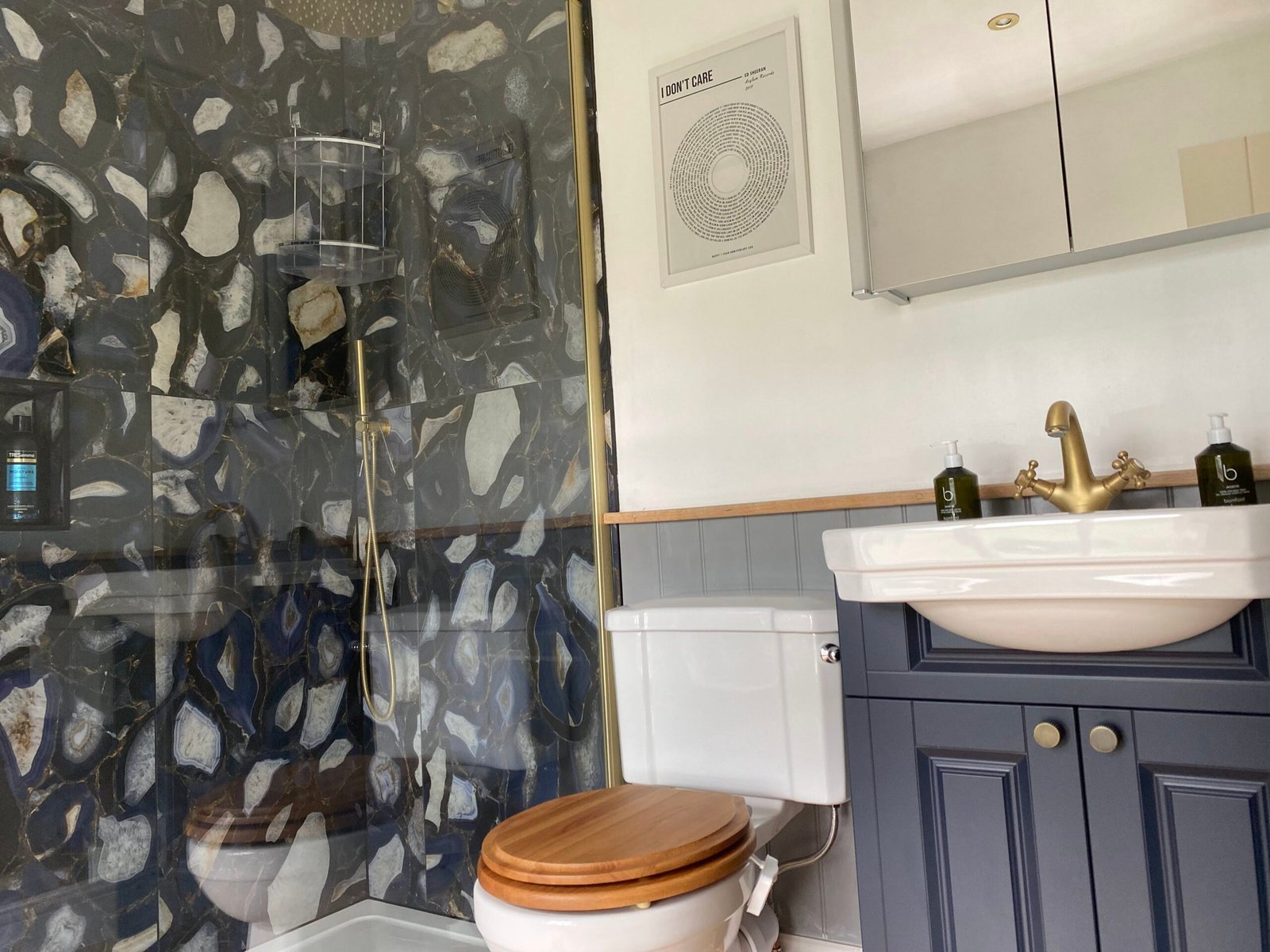 Holiday Cottages Lincolnshire – Pet-Friendly 6-Bed House Spalding Book-large-pet-friendly-holiday-cottages-in-Lincolnshire.-This-6-bedroom-house-in-Spalding-is-for-up-to-10-guests-with-parking-and-garden.