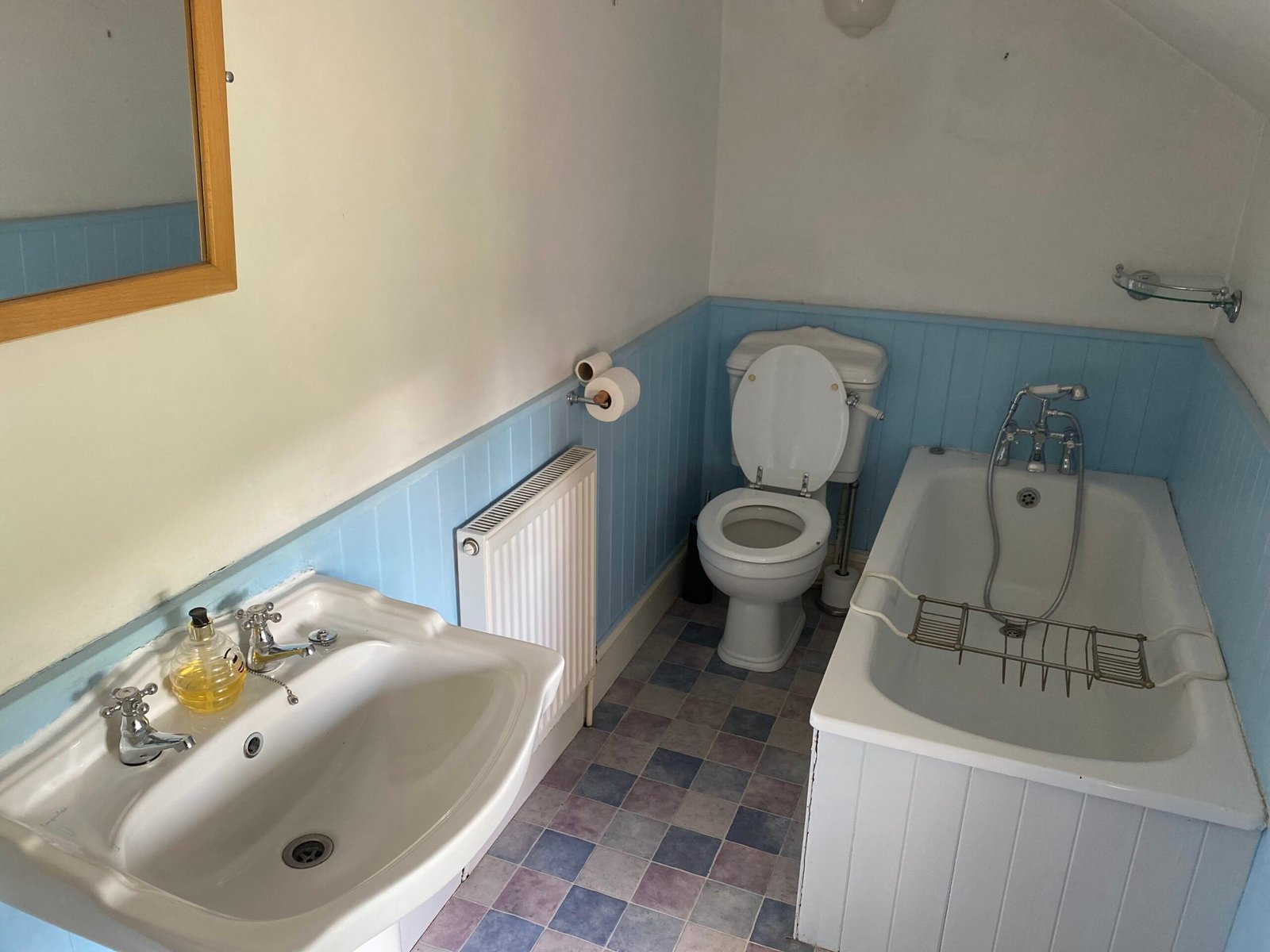 Holiday Cottages Lincolnshire – Pet-Friendly 6-Bed House Spalding Book-large-pet-friendly-holiday-cottages-in-Lincolnshire.-This-6-bedroom-house-in-Spalding-is-for-up-to-10-guests-with-parking-and-garden.