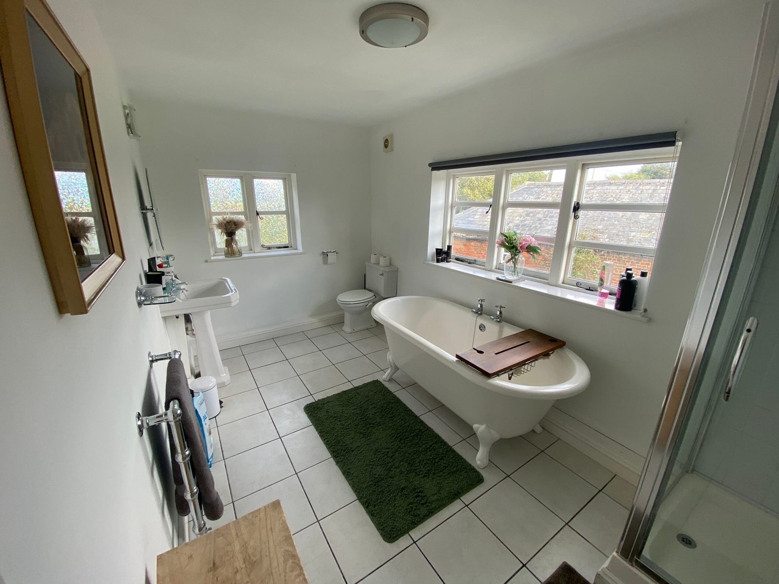 Holiday Cottages Lincolnshire – Pet-Friendly 6-Bed House Spalding Book-large-pet-friendly-holiday-cottages-in-Lincolnshire.-This-6-bedroom-house-in-Spalding-is-for-up-to-10-guests-with-parking-and-garden.