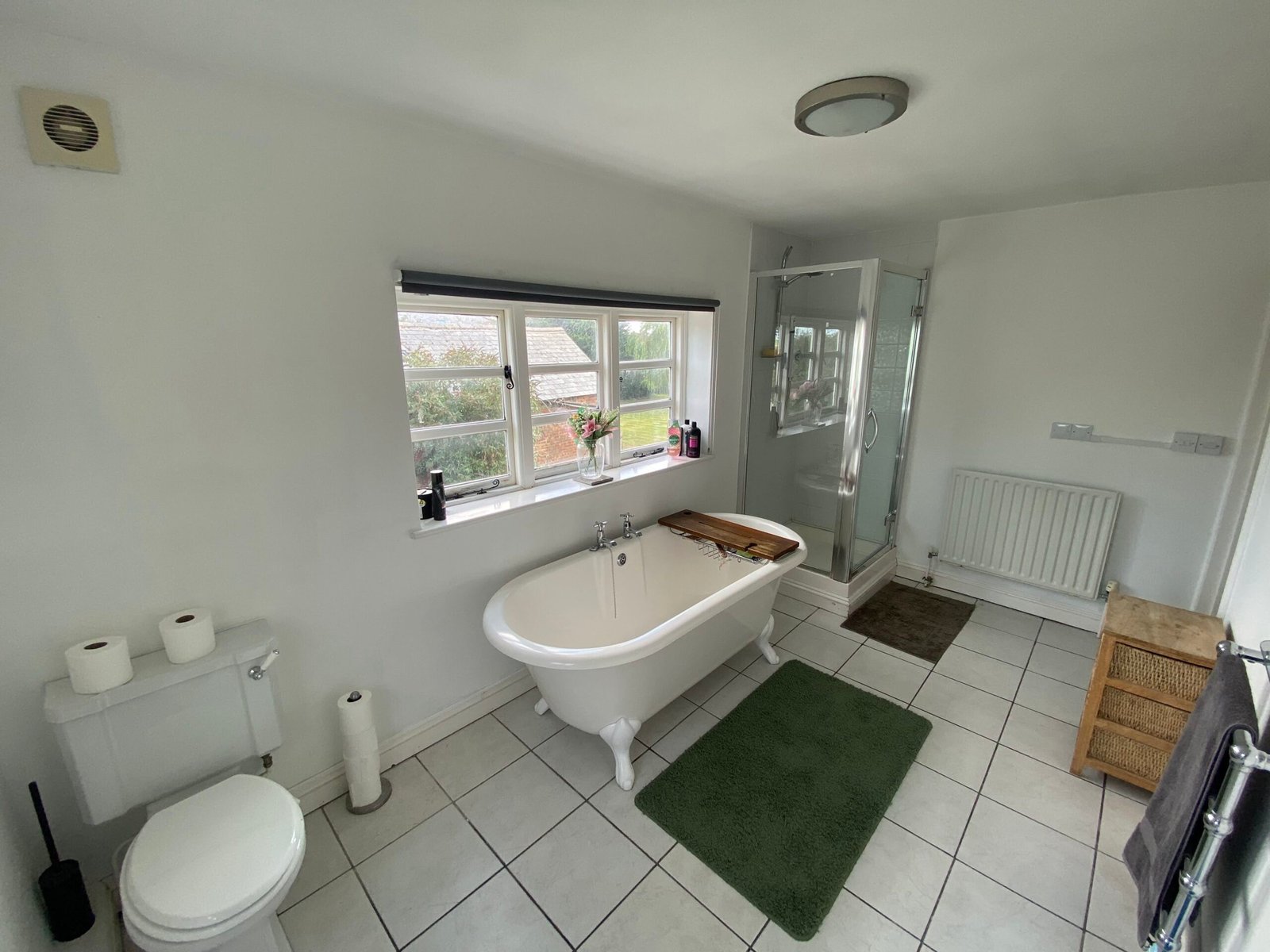 Holiday Cottages Lincolnshire – Pet-Friendly 6-Bed House Spalding Book-large-pet-friendly-holiday-cottages-in-Lincolnshire.-This-6-bedroom-house-in-Spalding-is-for-up-to-10-guests-with-parking-and-garden.