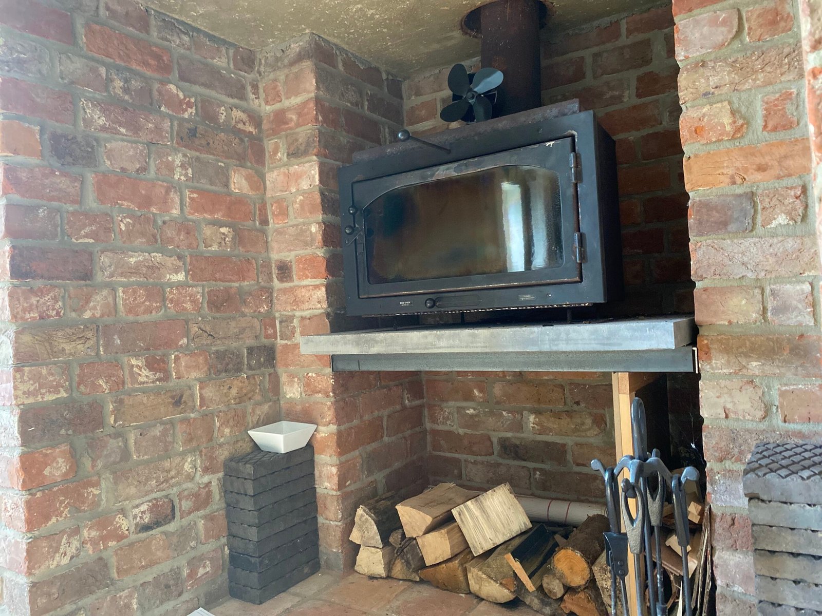 Holiday Cottages Lincolnshire – Pet-Friendly 6-Bed House Spalding Book-large-pet-friendly-holiday-cottages-in-Lincolnshire.-This-6-bedroom-house-in-Spalding-is-for-up-to-10-guests-with-parking-and-garden.