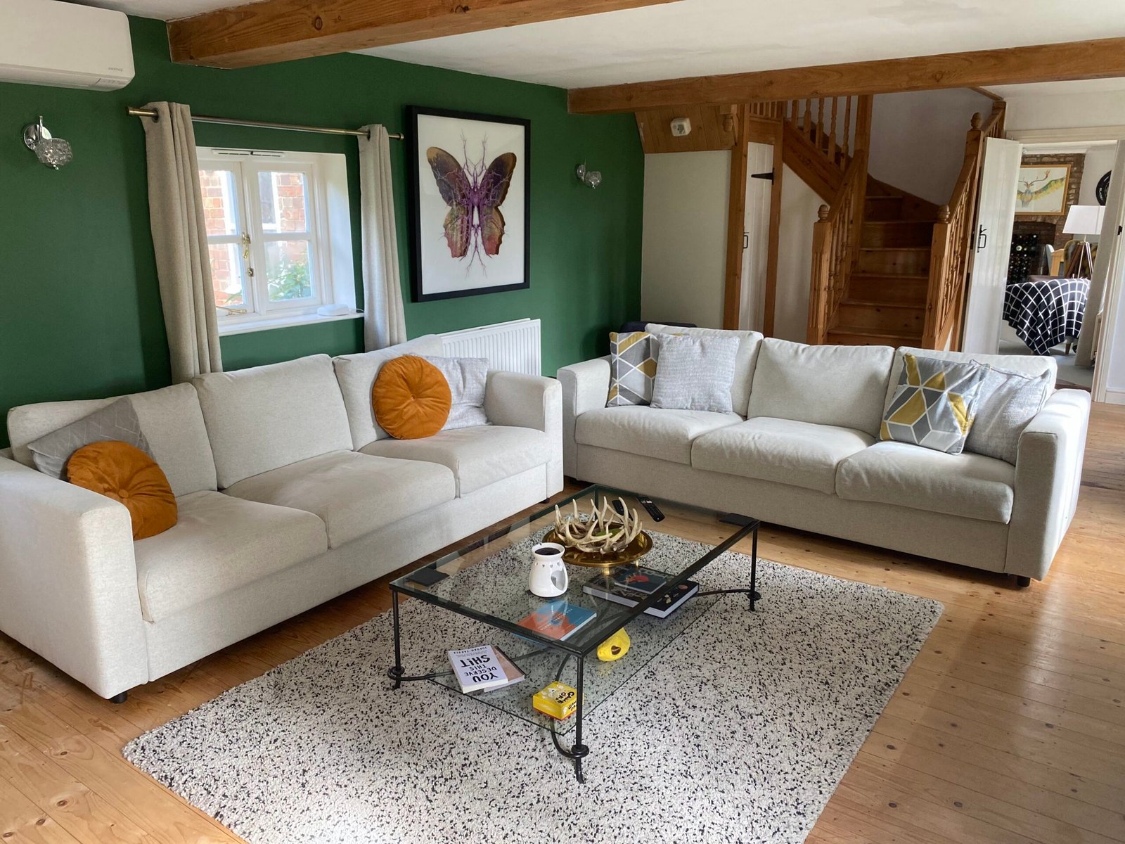 Holiday Cottages Lincolnshire – Pet-Friendly 6-Bed House Spalding Book-large-pet-friendly-holiday-cottages-in-Lincolnshire.-This-6-bedroom-house-in-Spalding-is-for-up-to-10-guests-with-parking-and-garden.