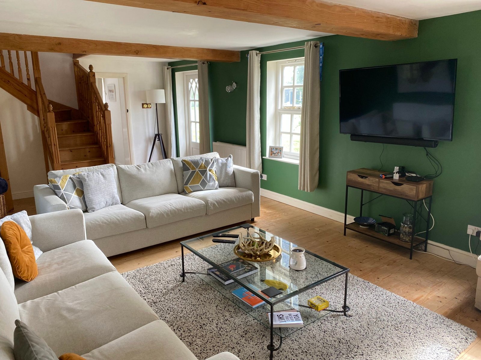 Holiday Cottages Lincolnshire – Pet-Friendly 6-Bed House Spalding Book-large-pet-friendly-holiday-cottages-in-Lincolnshire.-This-6-bedroom-house-in-Spalding-is-for-up-to-10-guests-with-parking-and-garden.