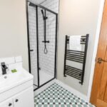 Book Holiday Cottages in Nottinghamshire! This luxury 4-bedroom house is near Nottingham Castle, Sherwood Forest, and East Midlands Airport