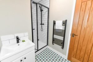 Book Holiday Cottages in Nottinghamshire! This luxury 4-bedroom house is near Nottingham Castle, Sherwood Forest, and East Midlands Airport