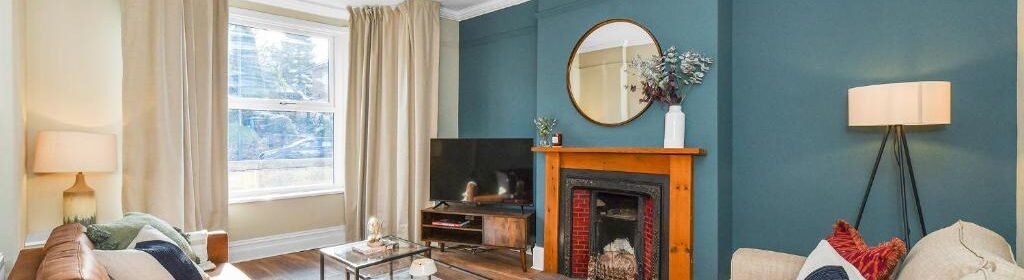 Book Holiday Cottages in Nottinghamshire! This luxury 4-bedroom house is near Nottingham Castle, Sherwood Forest, and East Midlands Airport