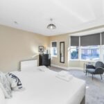 Book Holiday Cottages in Nottinghamshire! This luxury 4-bedroom house is near Nottingham Castle, Sherwood Forest, and East Midlands Airport