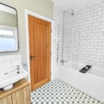 Book Holiday Cottages in Nottinghamshire! This luxury 4-bedroom house is near Nottingham Castle, Sherwood Forest, and East Midlands Airport