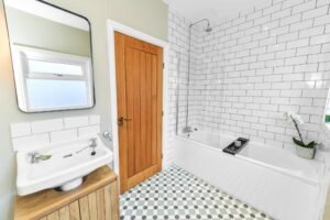 Book Holiday Cottages in Nottinghamshire! This luxury 4-bedroom house is near Nottingham Castle, Sherwood Forest, and East Midlands Airport