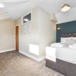 Book Holiday Cottages in Nottinghamshire! This luxury 4-bedroom house is near Nottingham Castle, Sherwood Forest, and East Midlands Airport