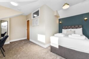 Book Holiday Cottages in Nottinghamshire! This luxury 4-bedroom house is near Nottingham Castle, Sherwood Forest, and East Midlands Airport