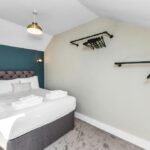Book Holiday Cottages in Nottinghamshire! This luxury 4-bedroom house is near Nottingham Castle, Sherwood Forest, and East Midlands Airport