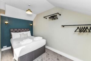 Book Holiday Cottages in Nottinghamshire! This luxury 4-bedroom house is near Nottingham Castle, Sherwood Forest, and East Midlands Airport